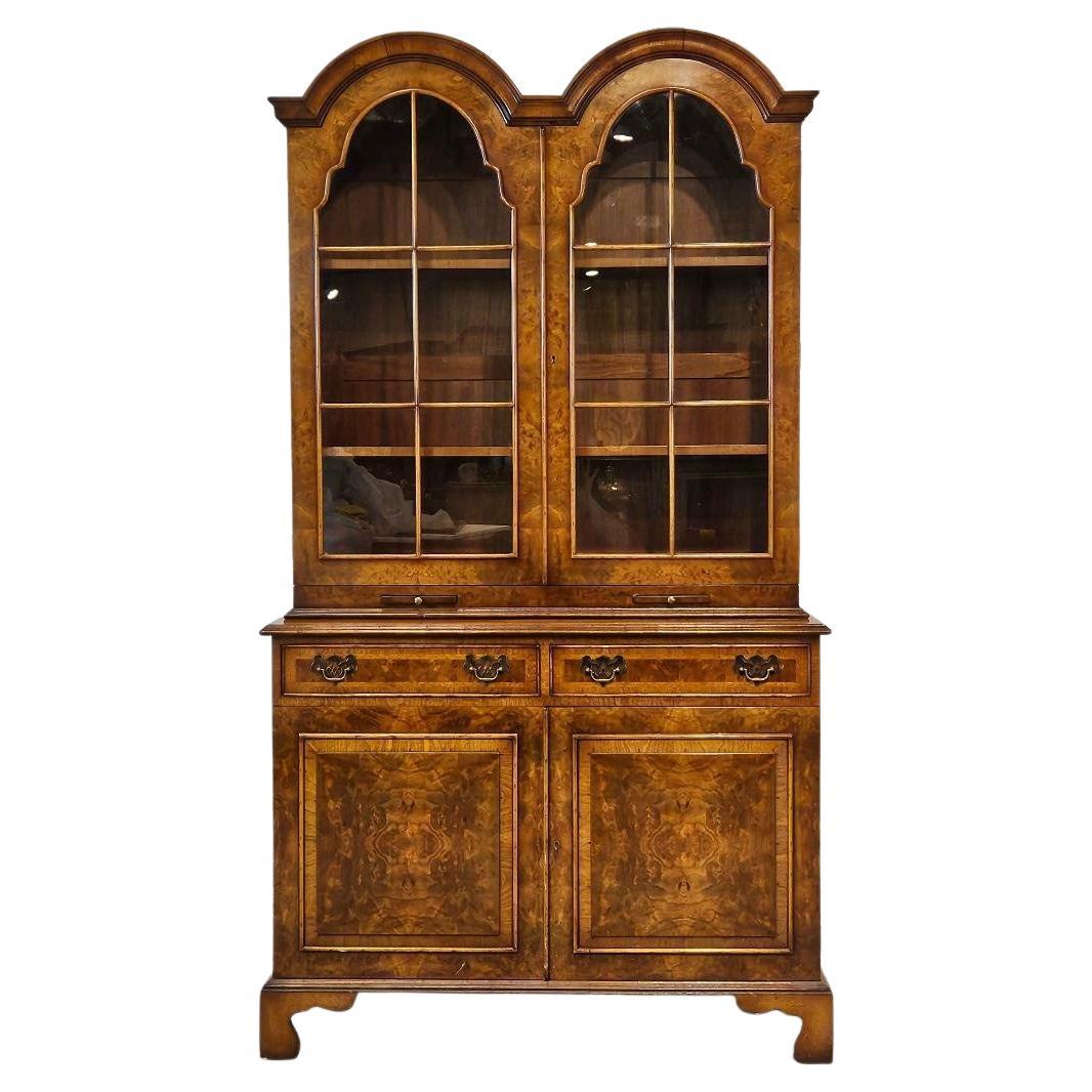 Georgian Style English Made Walnut Display Bookcase en vente