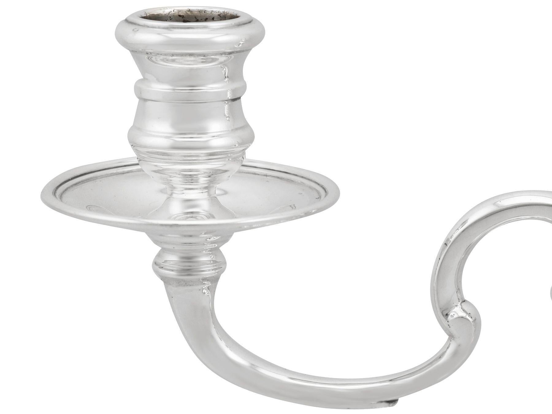 Milieu du XXe siècle Chandelier ou centre de table de style géorgien en argent sterling anglais à deux lumières en vente