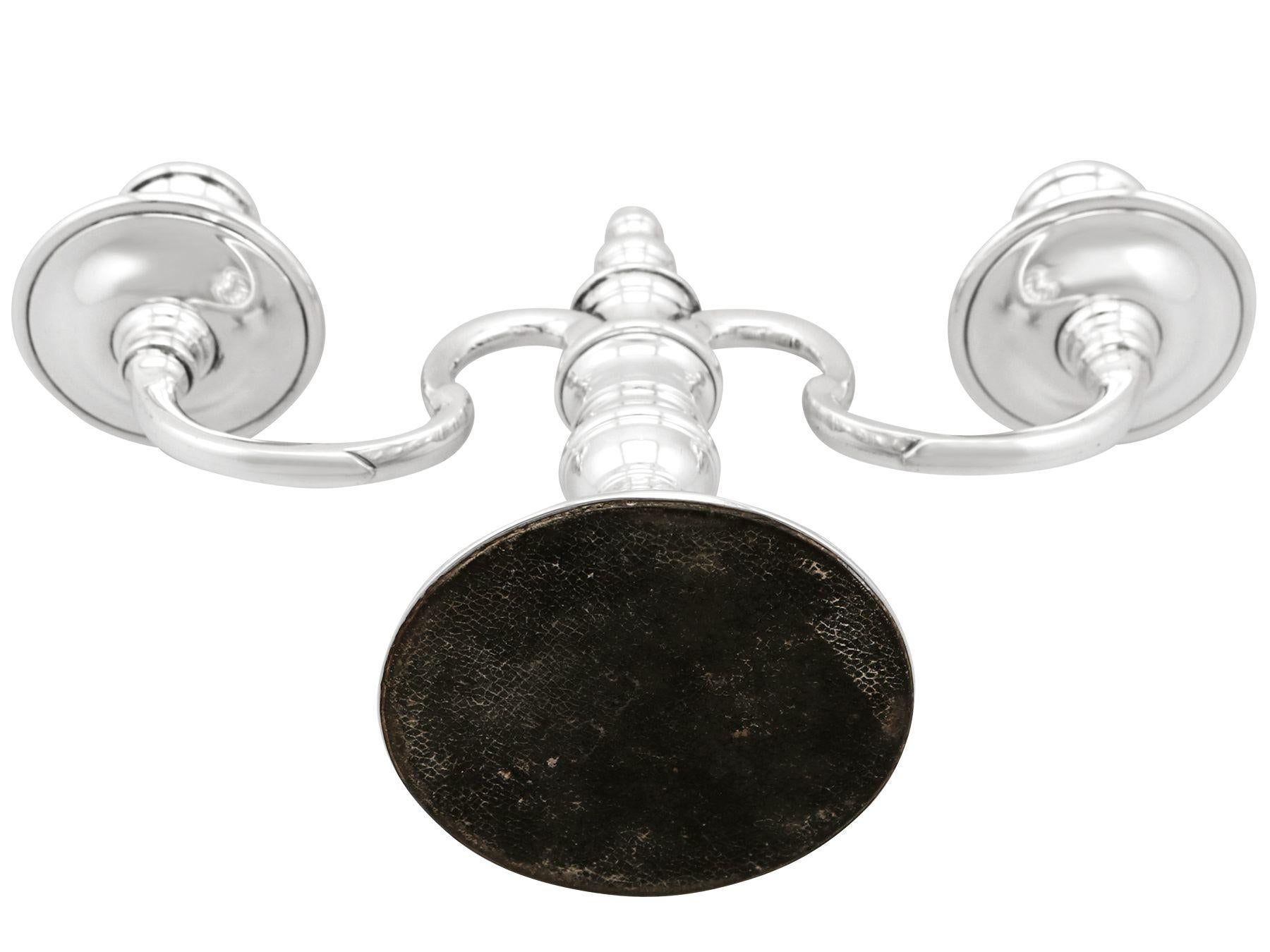 Candelabro a due luci o centrotavola in argento sterling inglese in stile georgiano in vendita 2