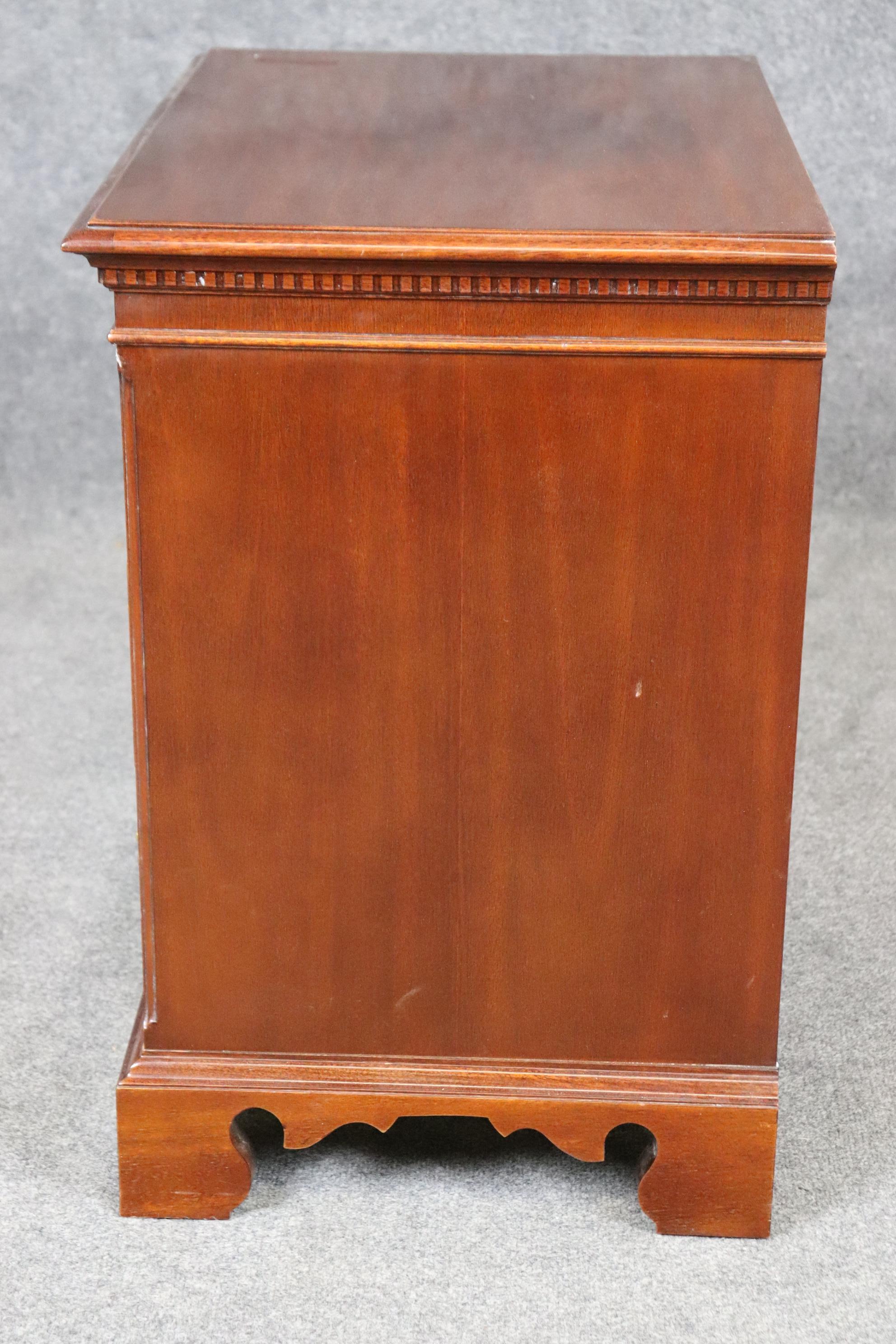 Georgian Style Flame Mahogany and Brass Nightstand  Chest by Hickory Chair In Good Condition For Sale In Swedesboro, NJ