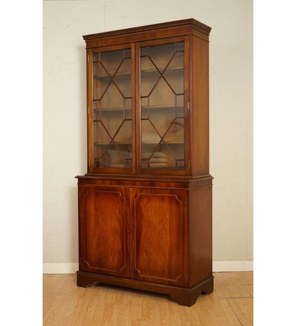 We are delighted to offer for sale this Stunning Georgian style Hardwood display cabinet.

We have lightly restored this by giving it a hand clean all over, hand waxed and hand polished. 

Dimension: W 101 x D 42 x H 199 cm

Please carefully