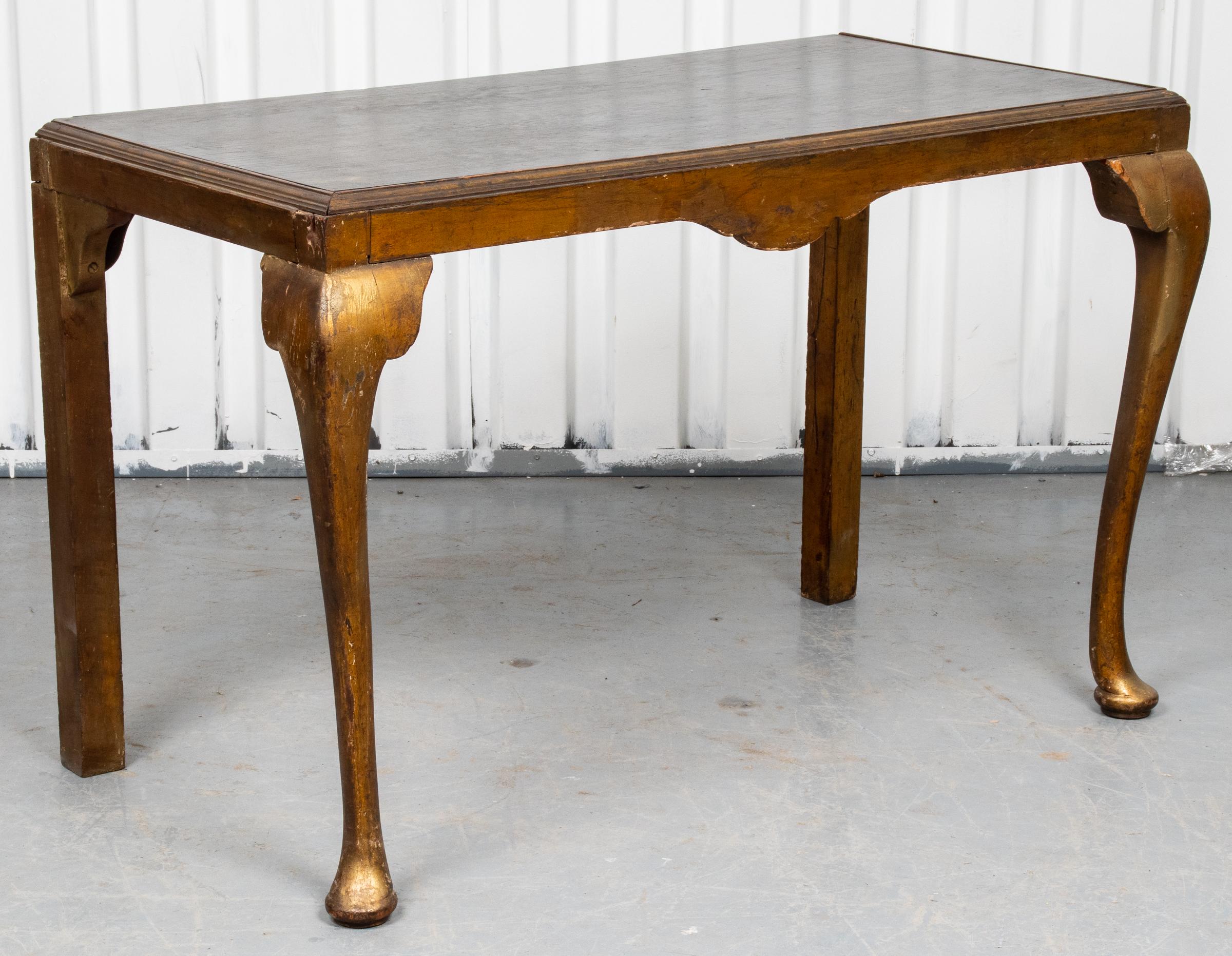 Table console en bois doré de style géorgien, avec un plateau décoré à la peinture noire, les pieds avec des patins. 26.5