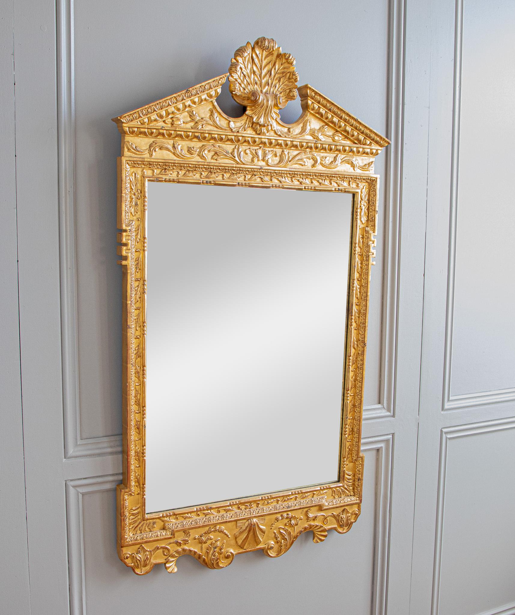 Miroir de style géorgien, sculpté à la main, fini à la feuille d'or appliquée de façon traditionnelle avec une patine antique légère.
Nous pouvons proposer des tailles et des finitions personnalisées sur demande.