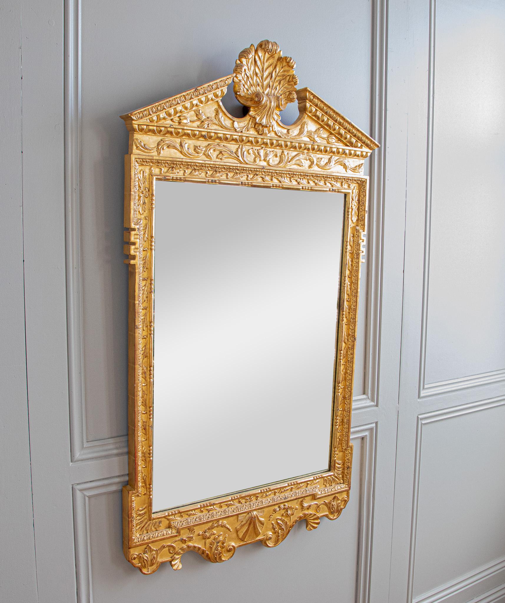 Georgien Miroir de style géorgien en bois doré sculpté à la main en vente