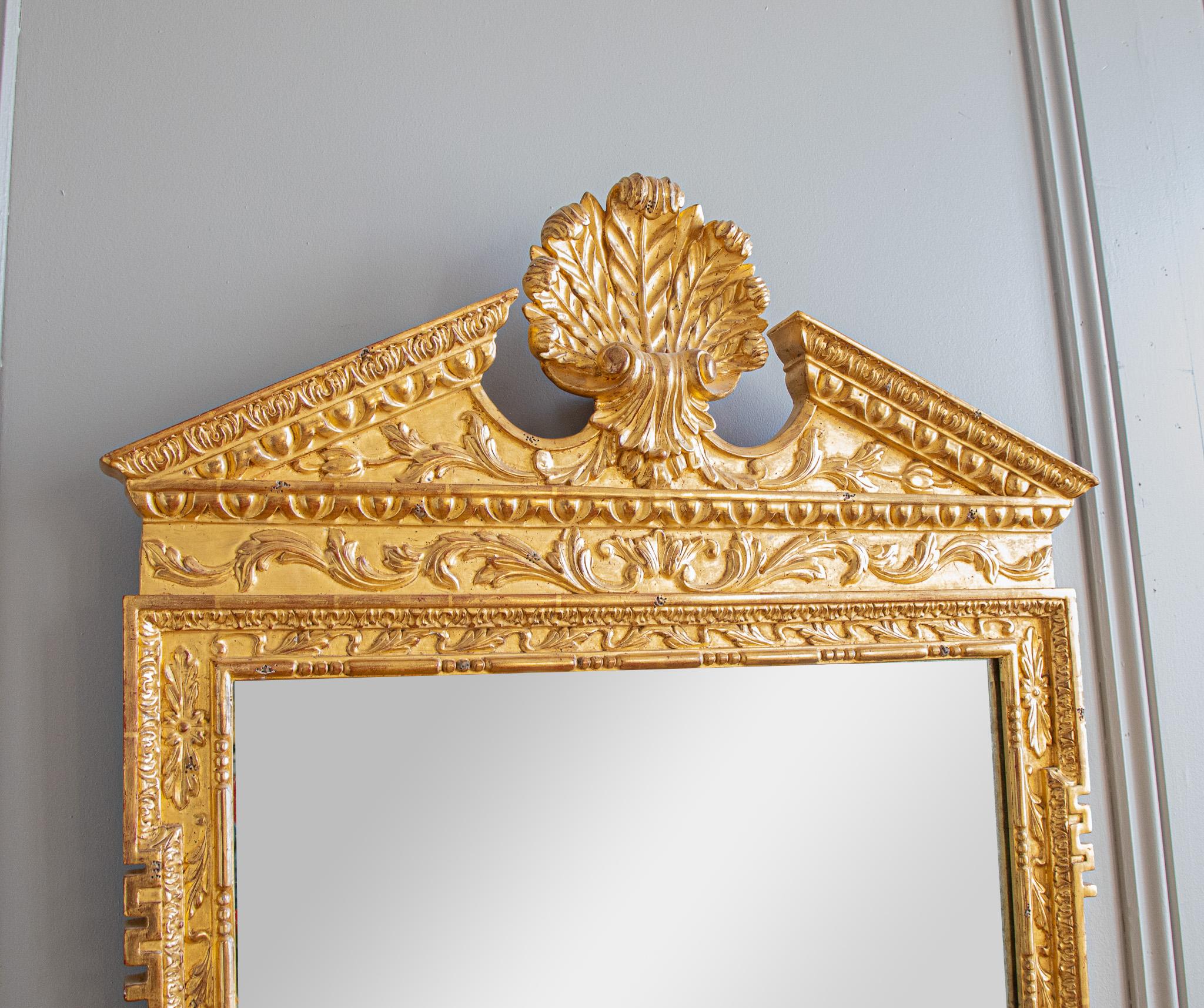 Anglais Miroir de style géorgien en bois doré sculpté à la main en vente