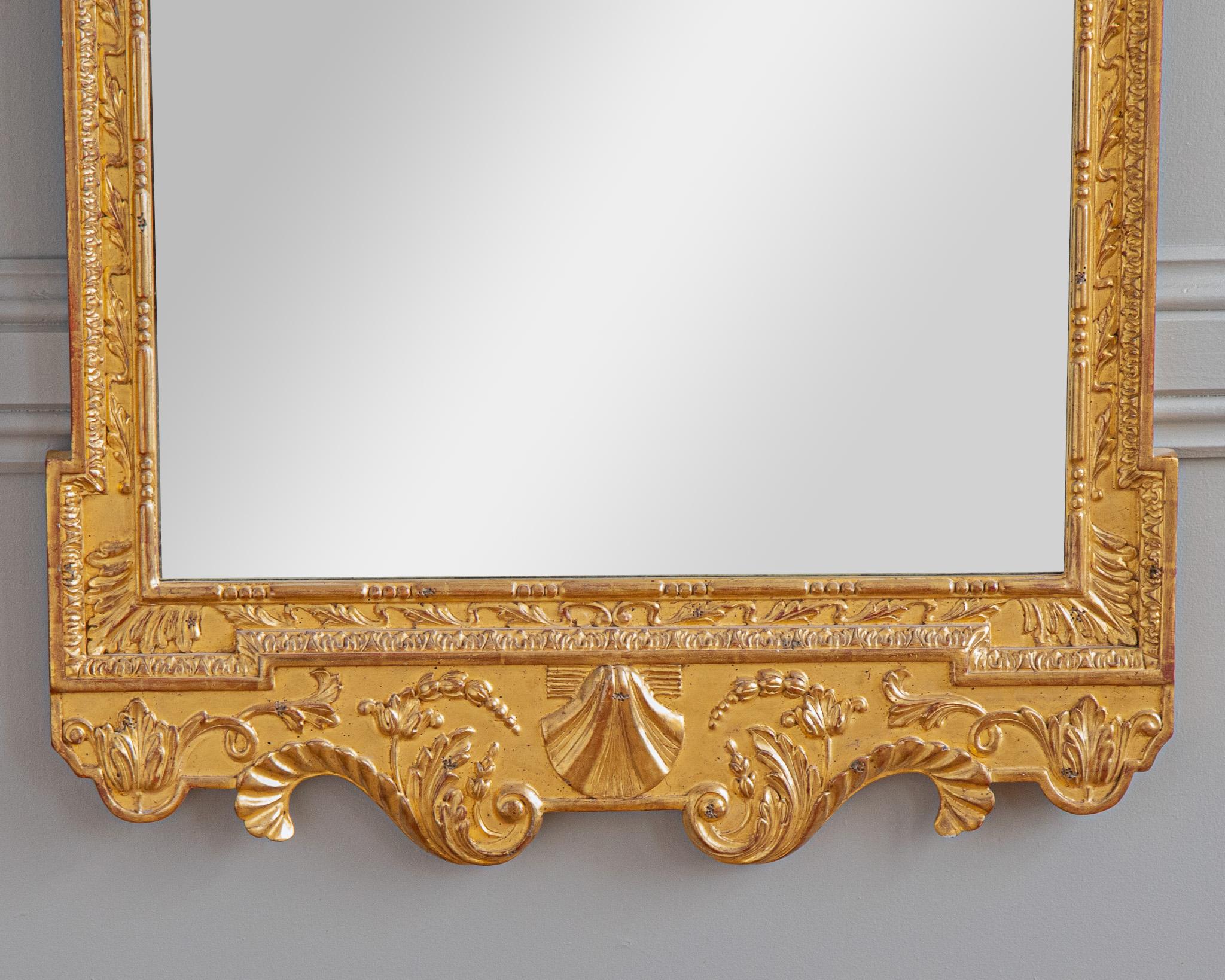 Sculpté à la main Miroir de style géorgien en bois doré sculpté à la main en vente
