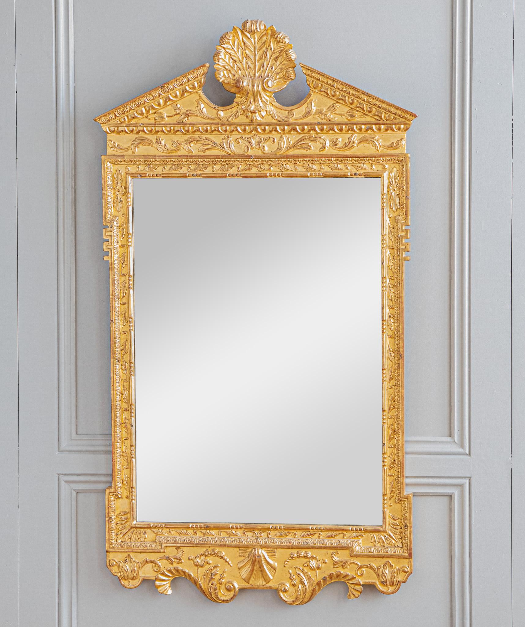 Miroir de style géorgien en bois doré sculpté à la main Excellent état - En vente à London, Park Royal