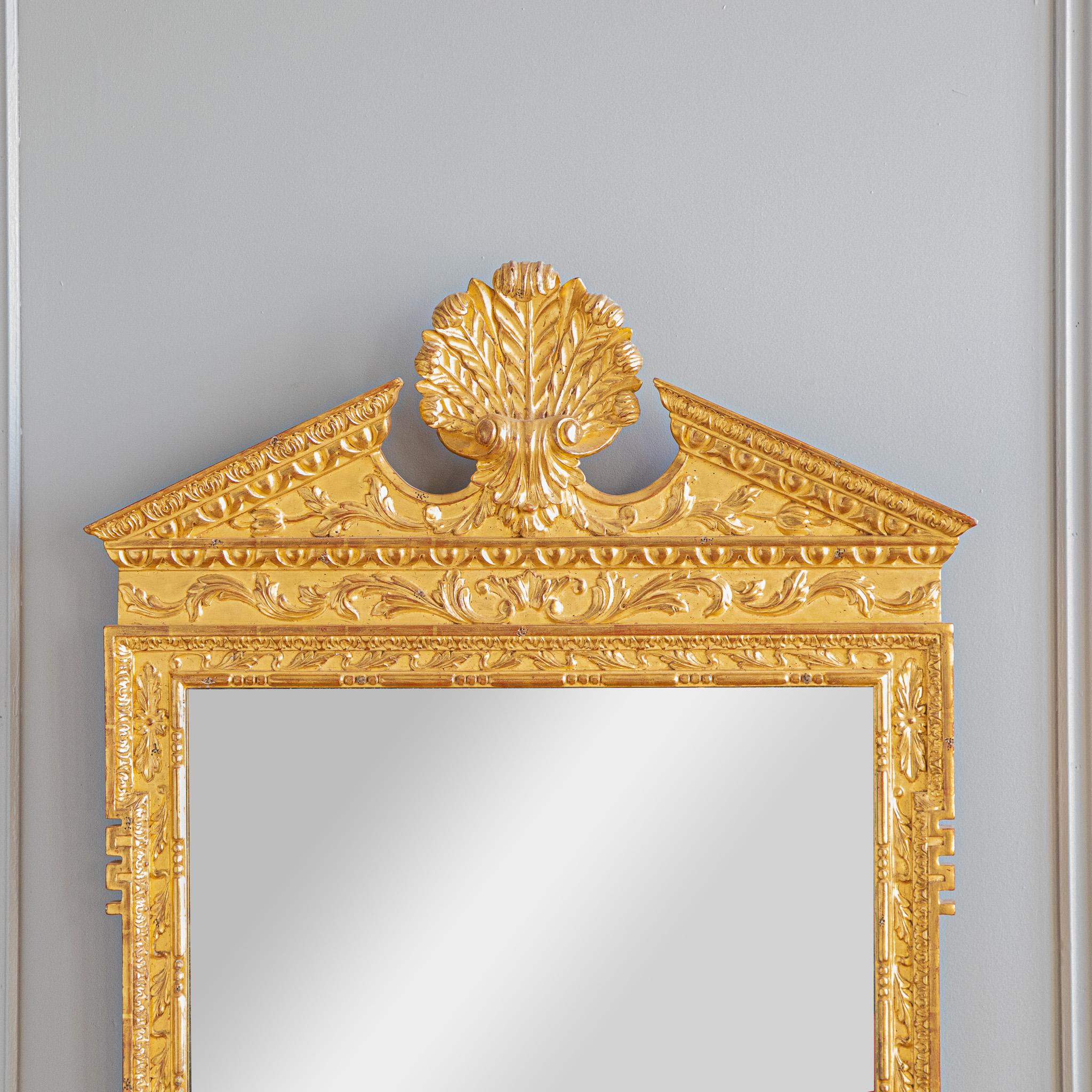Feuille d'or Miroir de style géorgien en bois doré sculpté à la main en vente