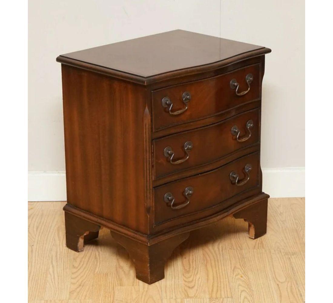 We are delighted to offer for sale this Lovely hardwood flamed chest of drawers. 

We have lightly restored this by cleaning it, waxing and polishing it.

Dimensions: 50 W x 39 D x 59 H cm 

Please view our pictures as they form part of the