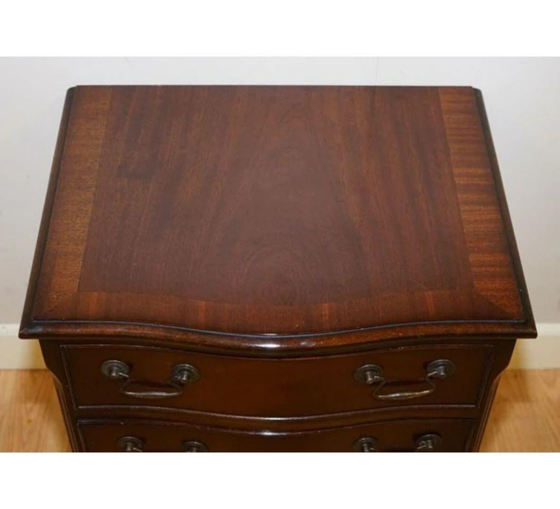 XX secolo Cassettiera a fiamma in legno duro in stile georgiano in vendita