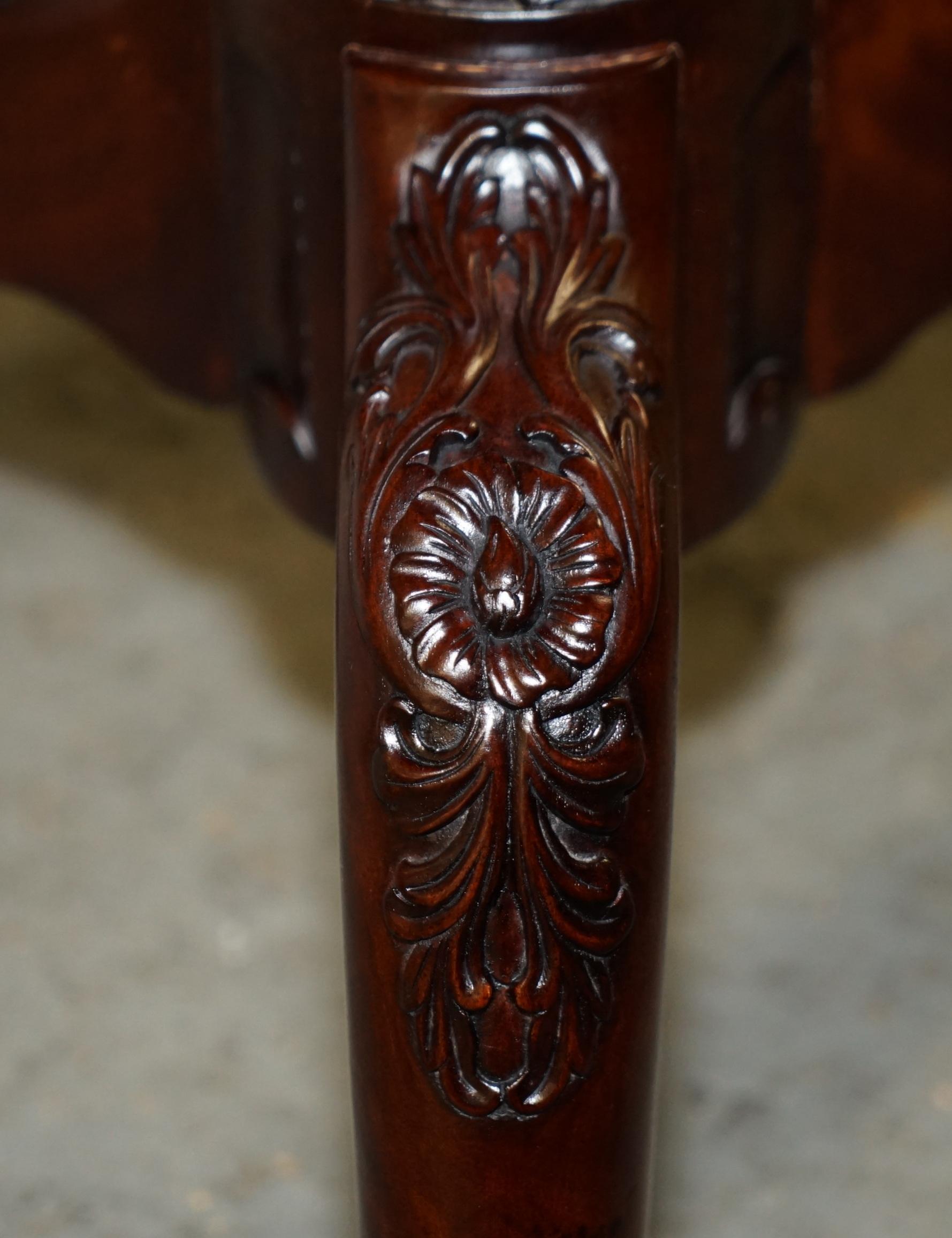Table tripode en bois dur de style géorgien, à plateau inclinable, avec pieds en forme de griffe et de boule en vente 4
