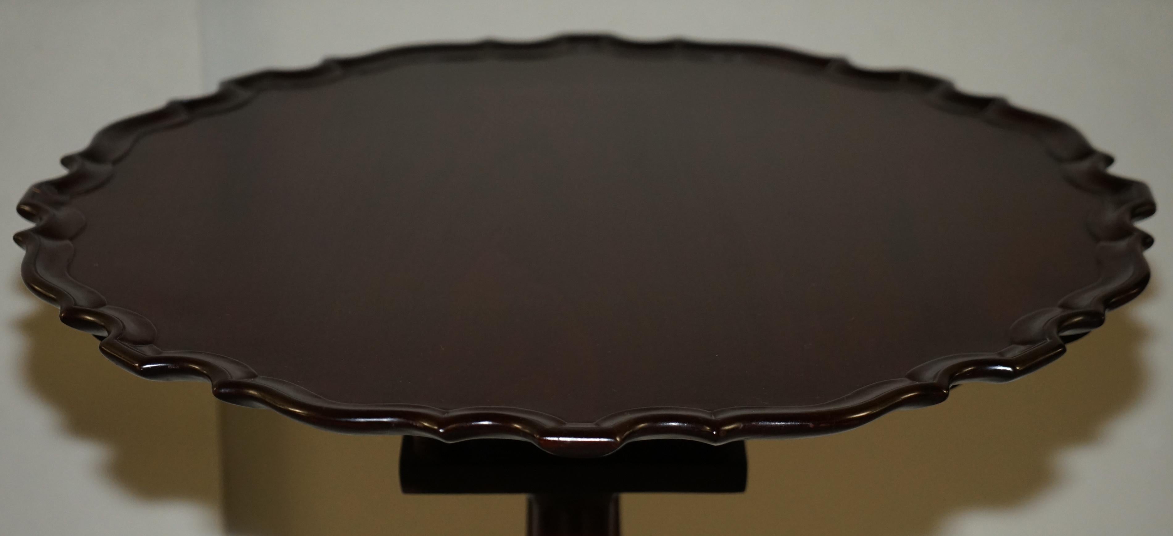 Anglais Table tripode en bois dur de style géorgien, à plateau inclinable, avec pieds en forme de griffe et de boule en vente