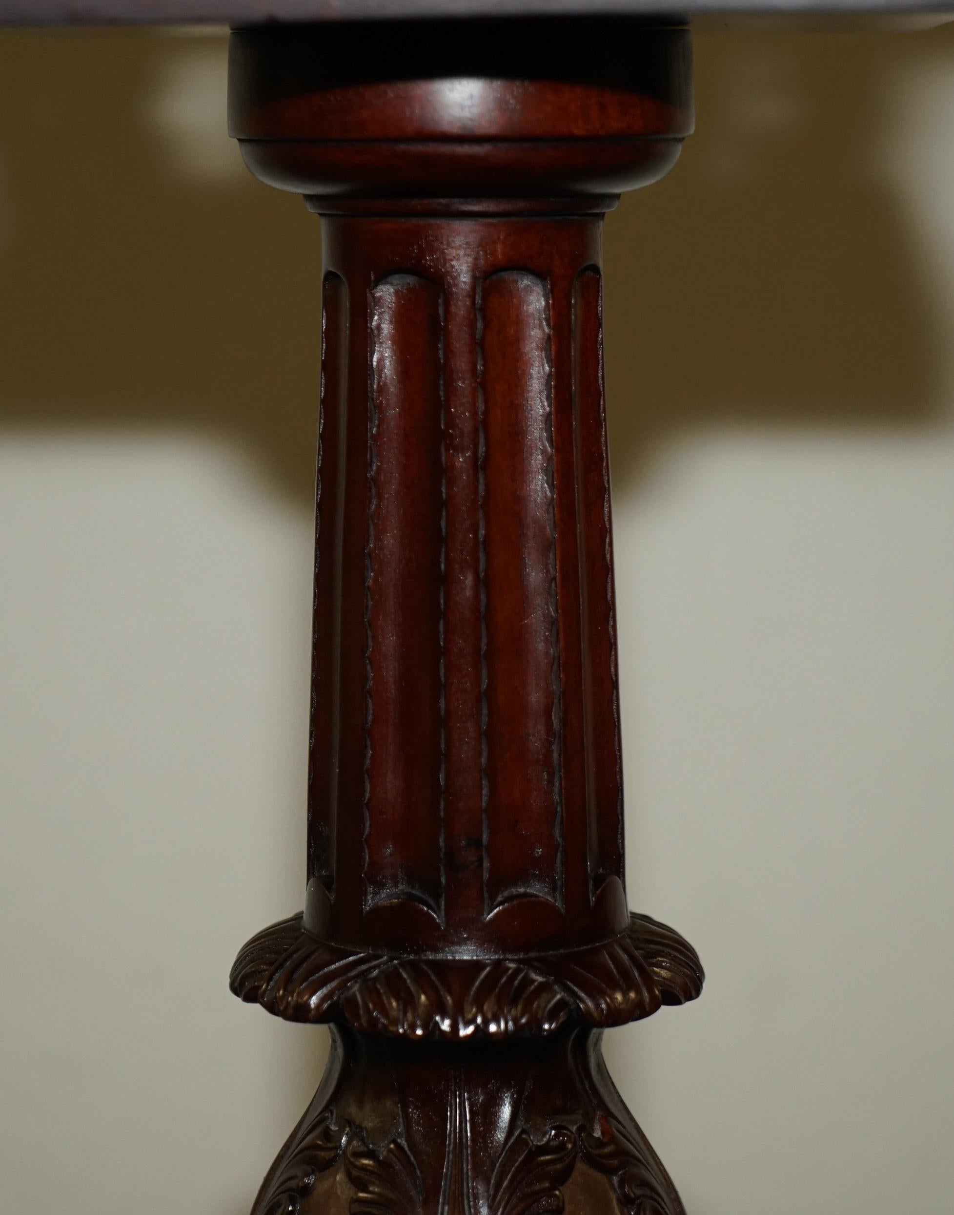 Fait main Table tripode en bois dur de style géorgien, à plateau inclinable, avec pieds en forme de griffe et de boule en vente