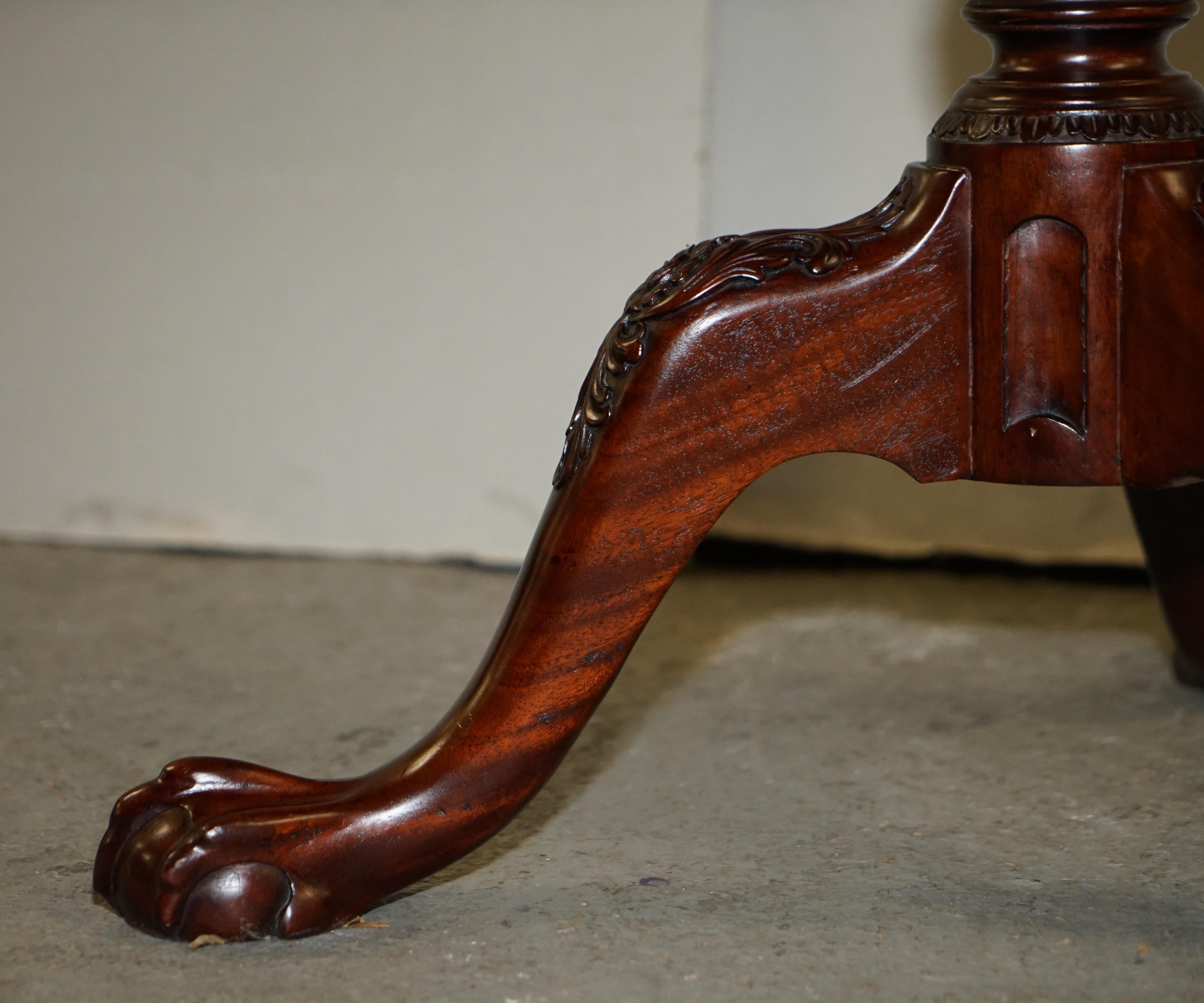 Table tripode en bois dur de style géorgien, à plateau inclinable, avec pieds en forme de griffe et de boule en vente 1