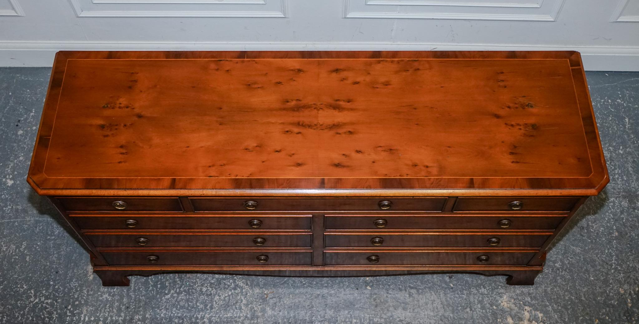 GEORGIAN STYLE H.G. HUDSON BURR WALNUT SIDEBOARD BANK OF DRAWERS QUALiTY MADE For Sale 4