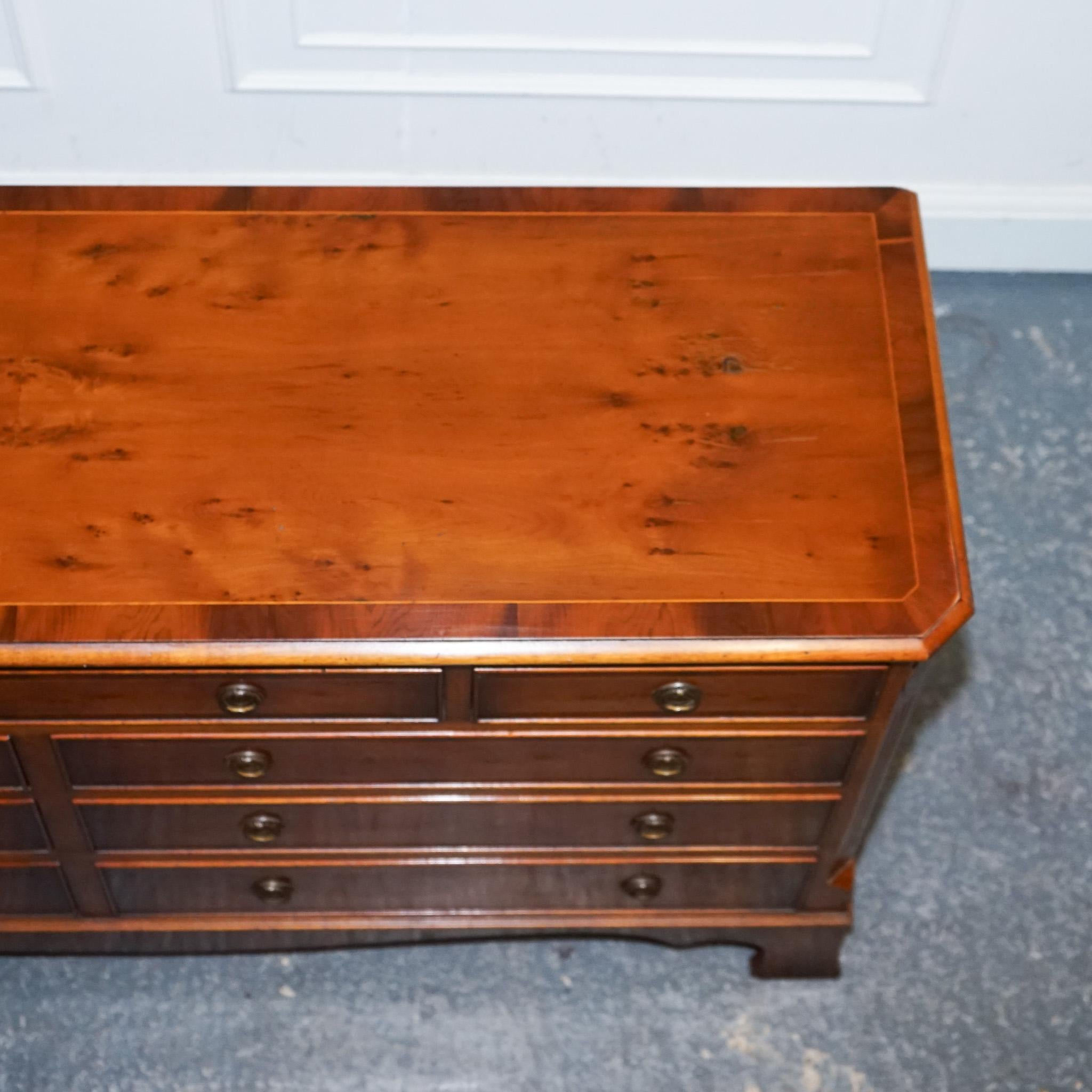 GEORGIAN STYLE H.G. HUDSON BURR WALNUT SIDEBOARD BANK OF DRAWERS QUALiTY MADE For Sale 6