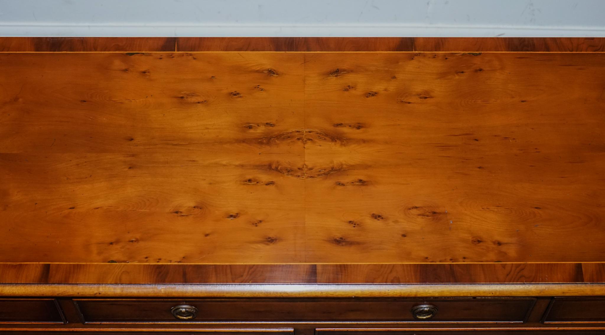 GEORGIAN STYLE H.G. HUDSON BURR WALNUT SIDEBOARD BANK OF DRAWERS QUALiTY MADE For Sale 8