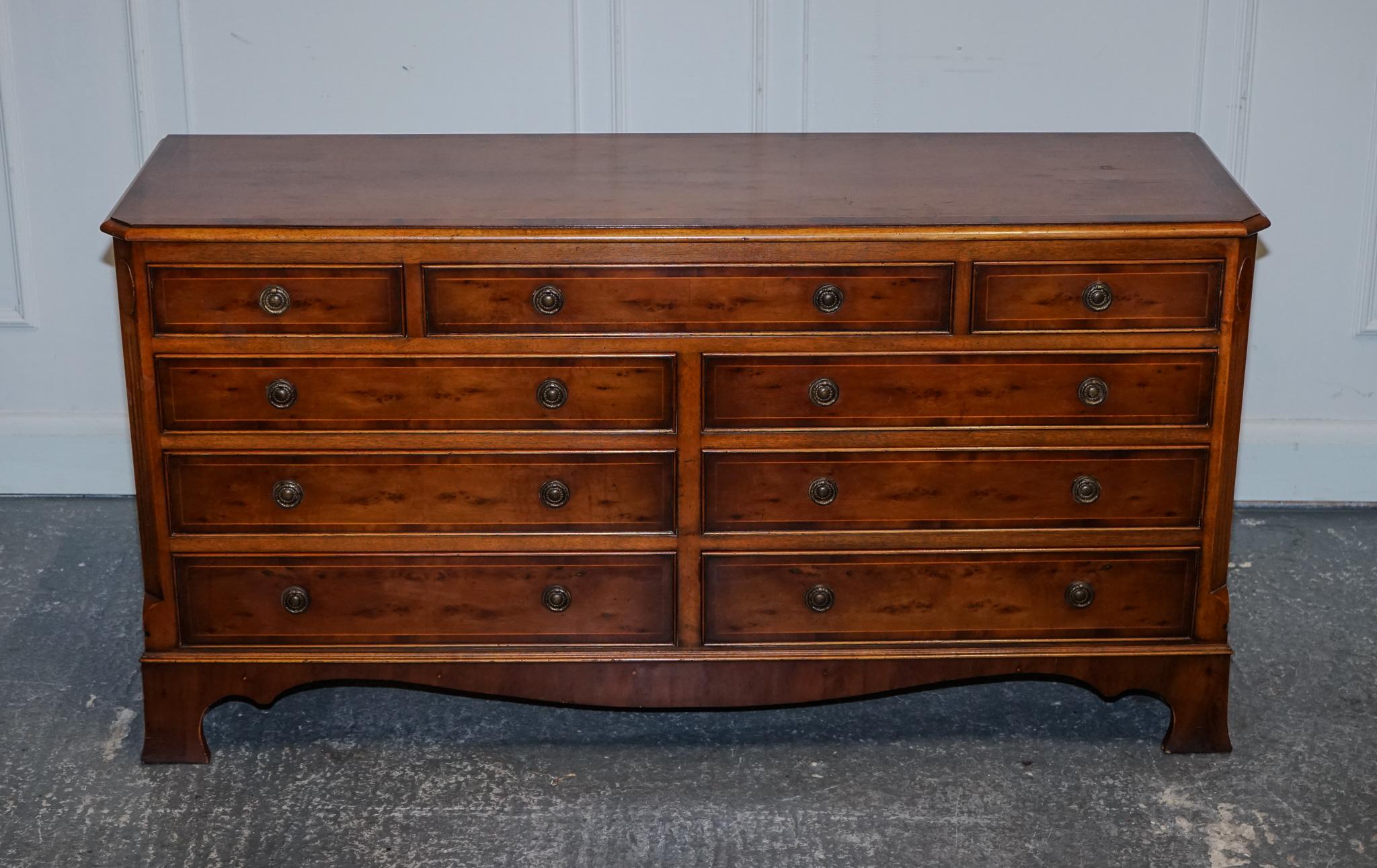GEORGIAN STYLE H.G. HUDSON BURR WALNUT SIDEBOARD BANK OF DRAWERS QUALiTY MADE In Good Condition For Sale In Pulborough, GB