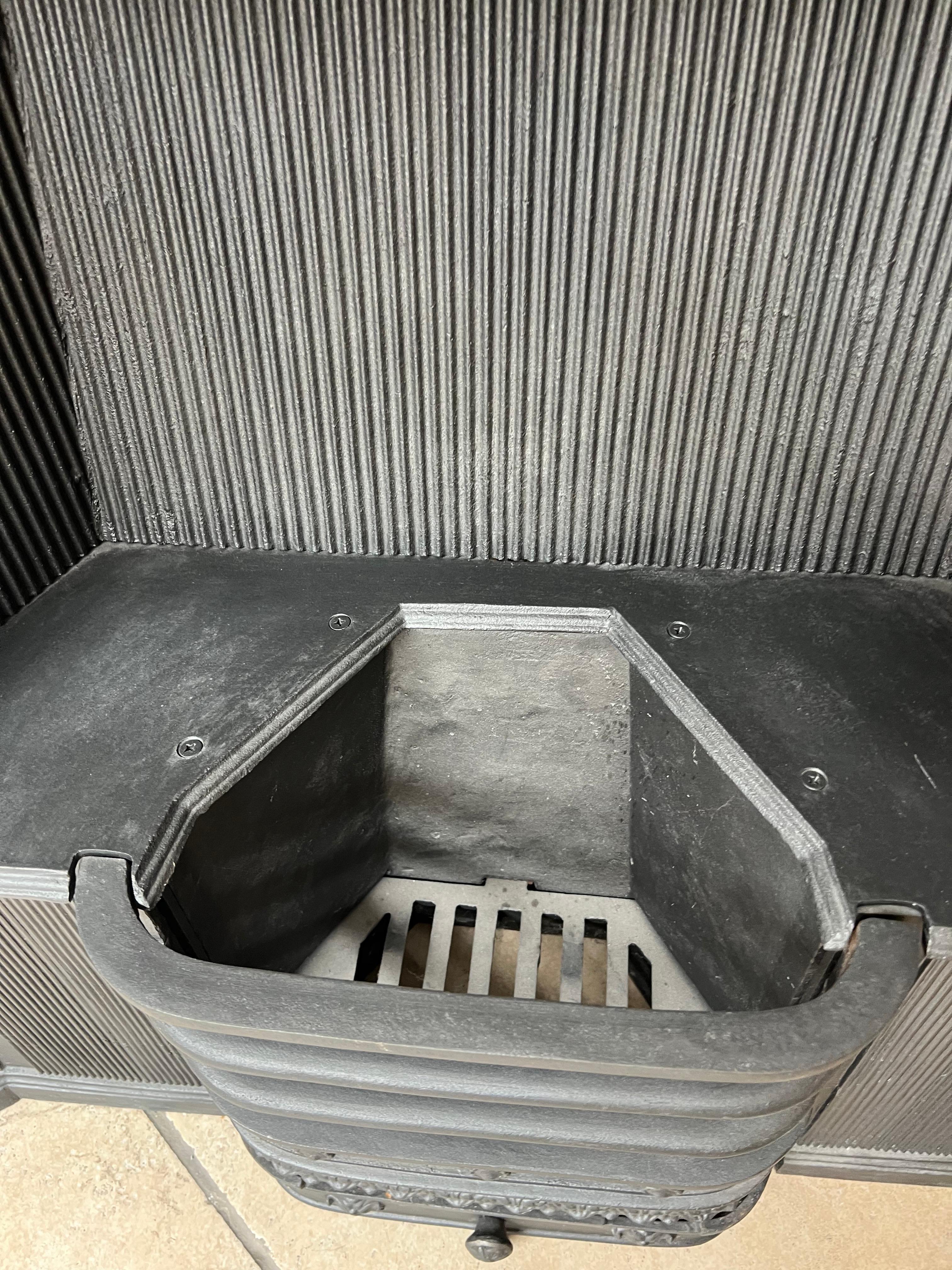 Georgian Style Hob Grate Blackened Cast-Iron Fireplace Insert In Good Condition In London, GB