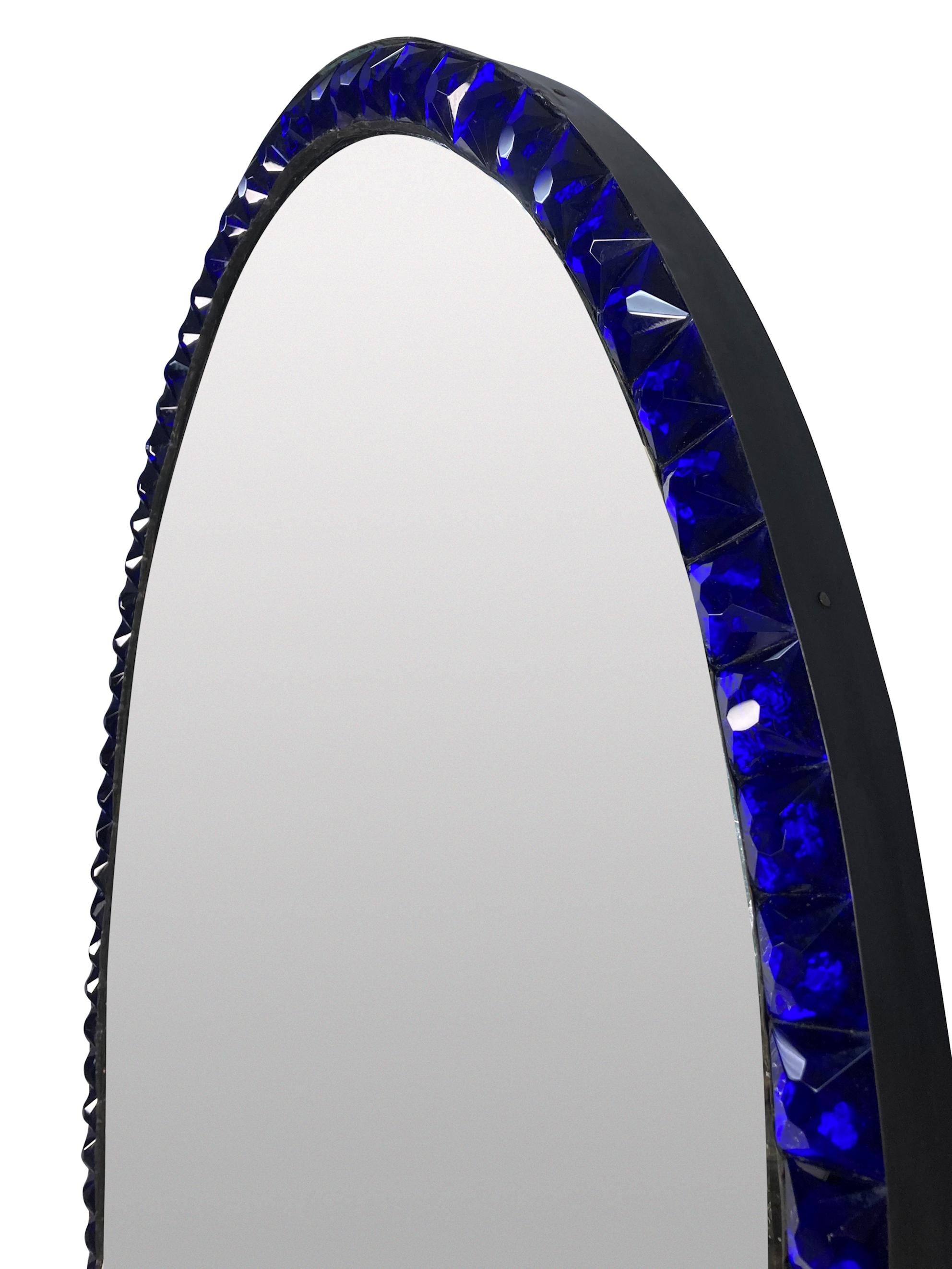 Miroir irlandais de style George III, de bonne qualité, avec une plaque de miroir en faux verre au mercure épinglée dans un cadre en cuivre patiné, bordée de clous à facettes en verre bleu cobalt, selon la méthode traditionnelle du XVIIIe siècle.