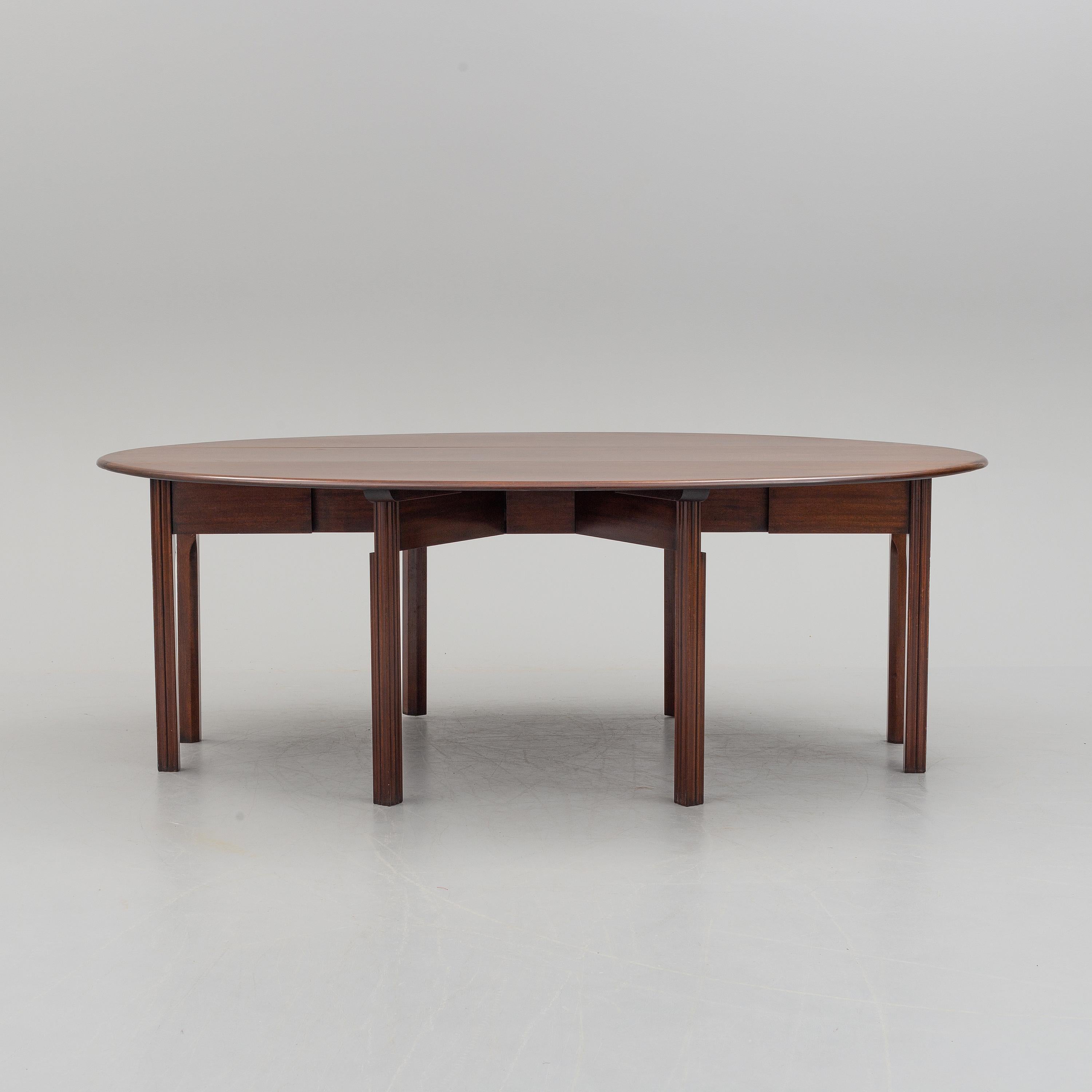 Large and heavy Georgian style gate leg dining table
- solid wood
- can be used as a sofa back table or long console
Measures: L 214 cm x W 136 (47+42+47) cm, H 74 cm
NK is a Swedish company but according to the label this table is 