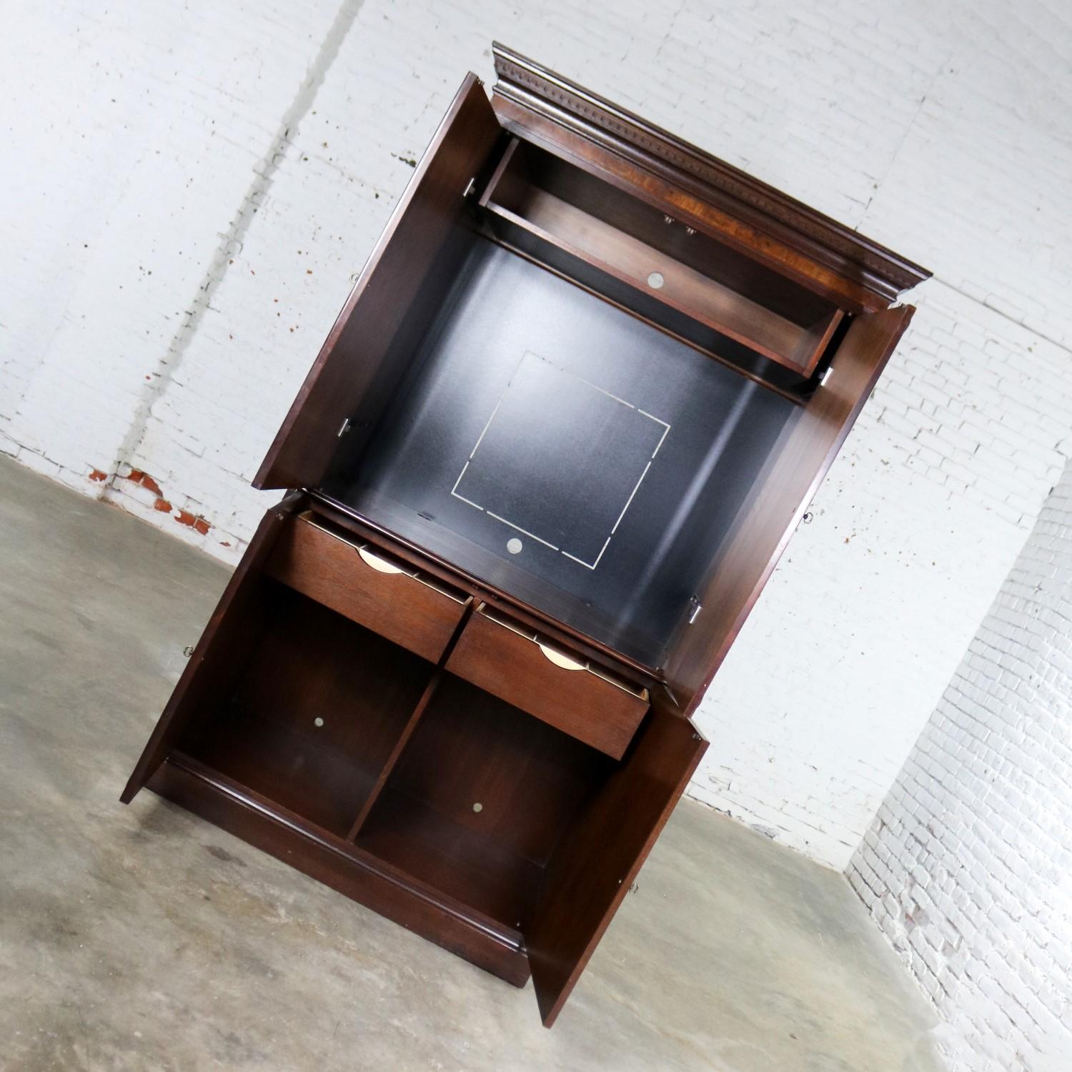 Georgian Style Large Mahogany Entertainment Armoire Wardrobe Cabinet by Hekman In Good Condition In Topeka, KS