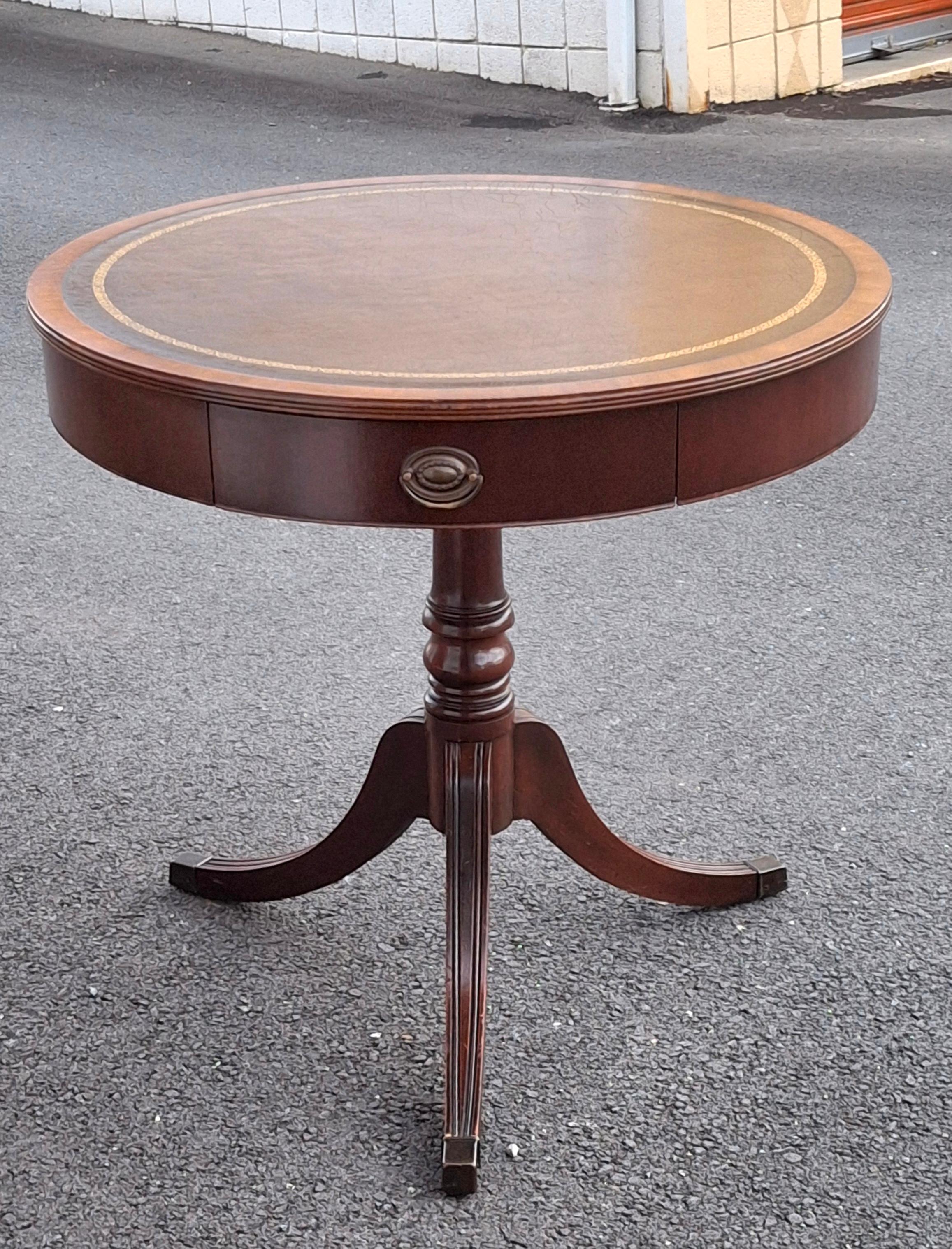 Georgien Georgian Style Mahogany and Tooled Leather and Stenciled Top Drum Table C. 1930s en vente