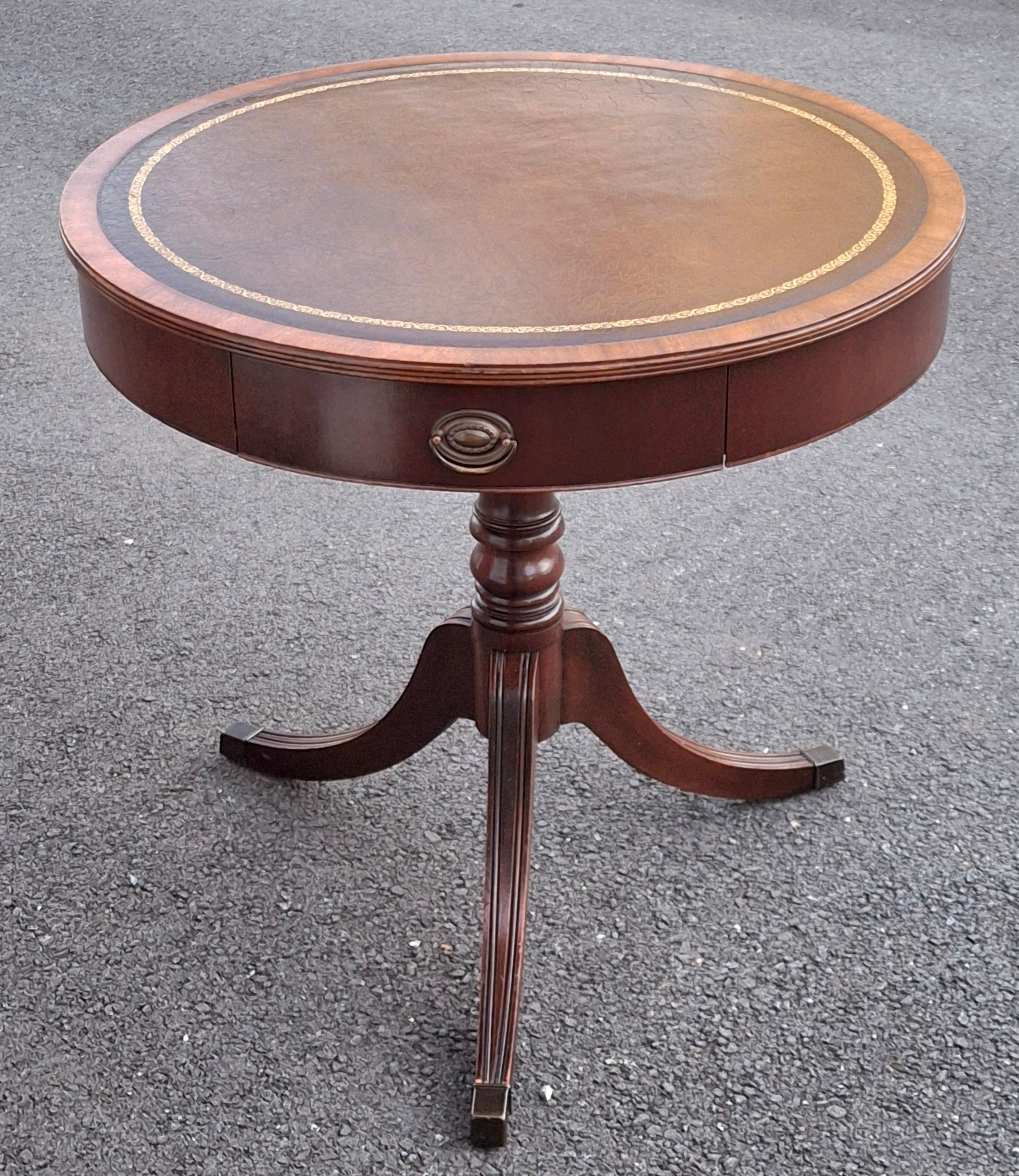Georgian Style Mahogany and Tooled Leather and Stenciled Top Drum Table C. 1930s Bon état - En vente à Germantown, MD