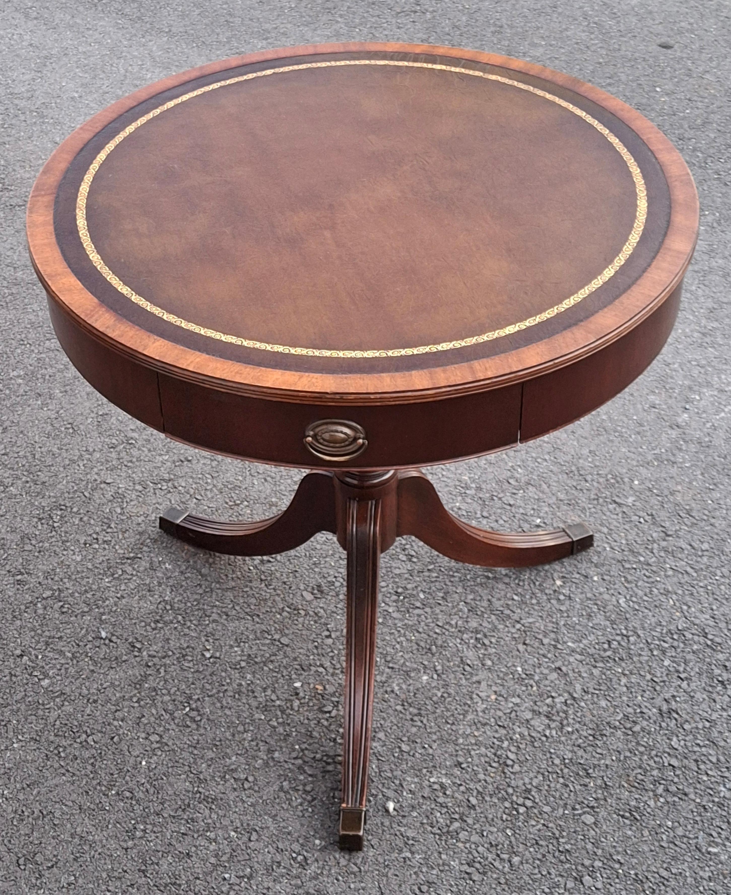20ième siècle Georgian Style Mahogany and Tooled Leather and Stenciled Top Drum Table C. 1930s en vente