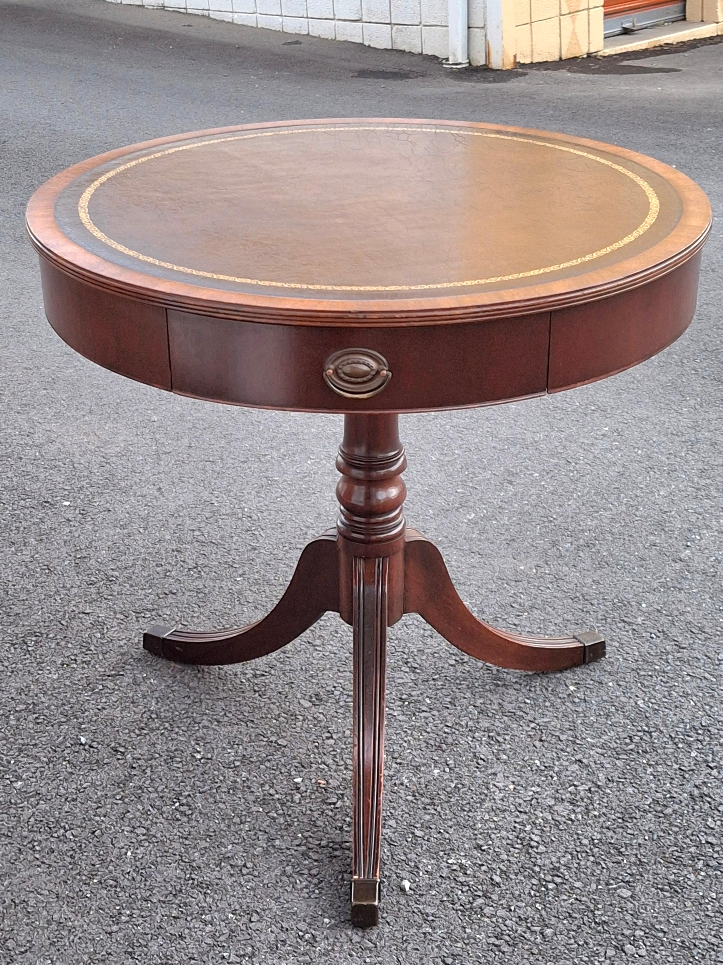 Laiton Georgian Style Mahogany and Tooled Leather and Stenciled Top Drum Table C. 1930s en vente