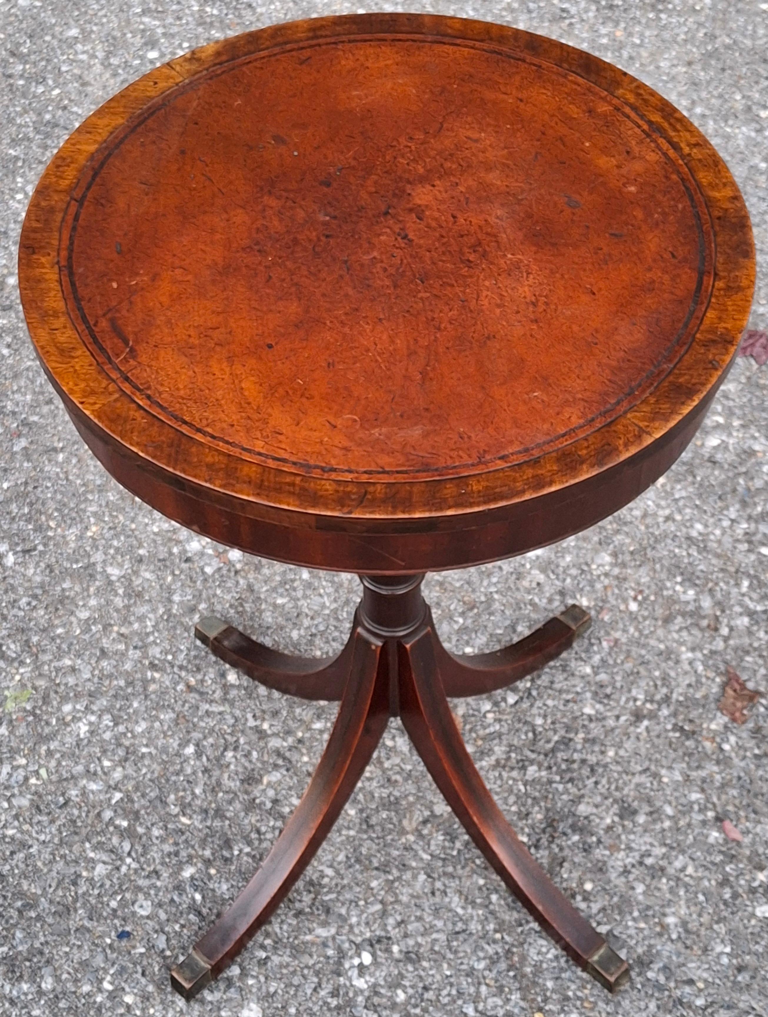 Georgien Table d'appoint ronde de style géorgien en acajou et cuir estampé, A.I.C., années 1930 en vente