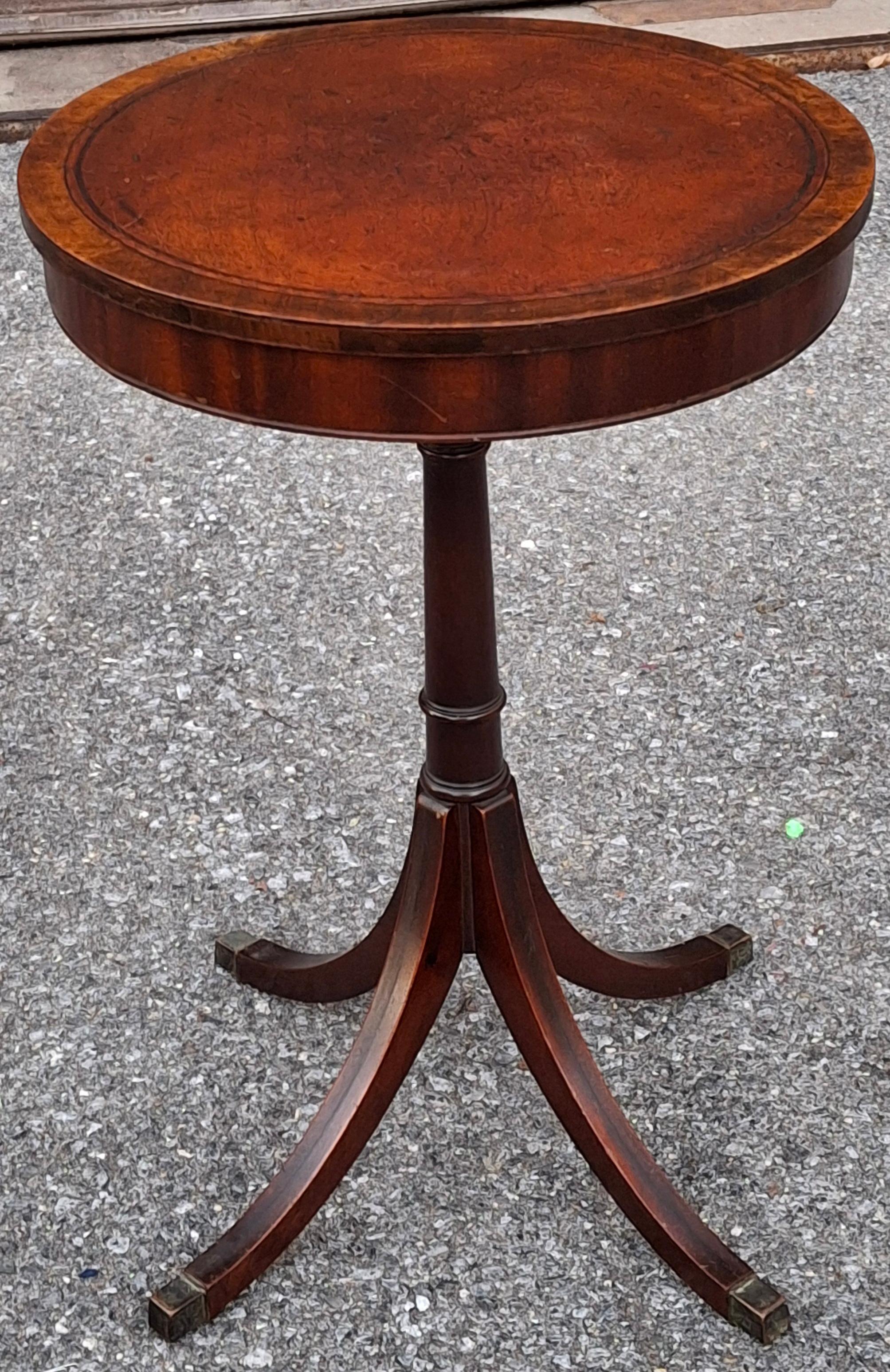 Américain Table d'appoint ronde de style géorgien en acajou et cuir estampé, A.I.C., années 1930 en vente