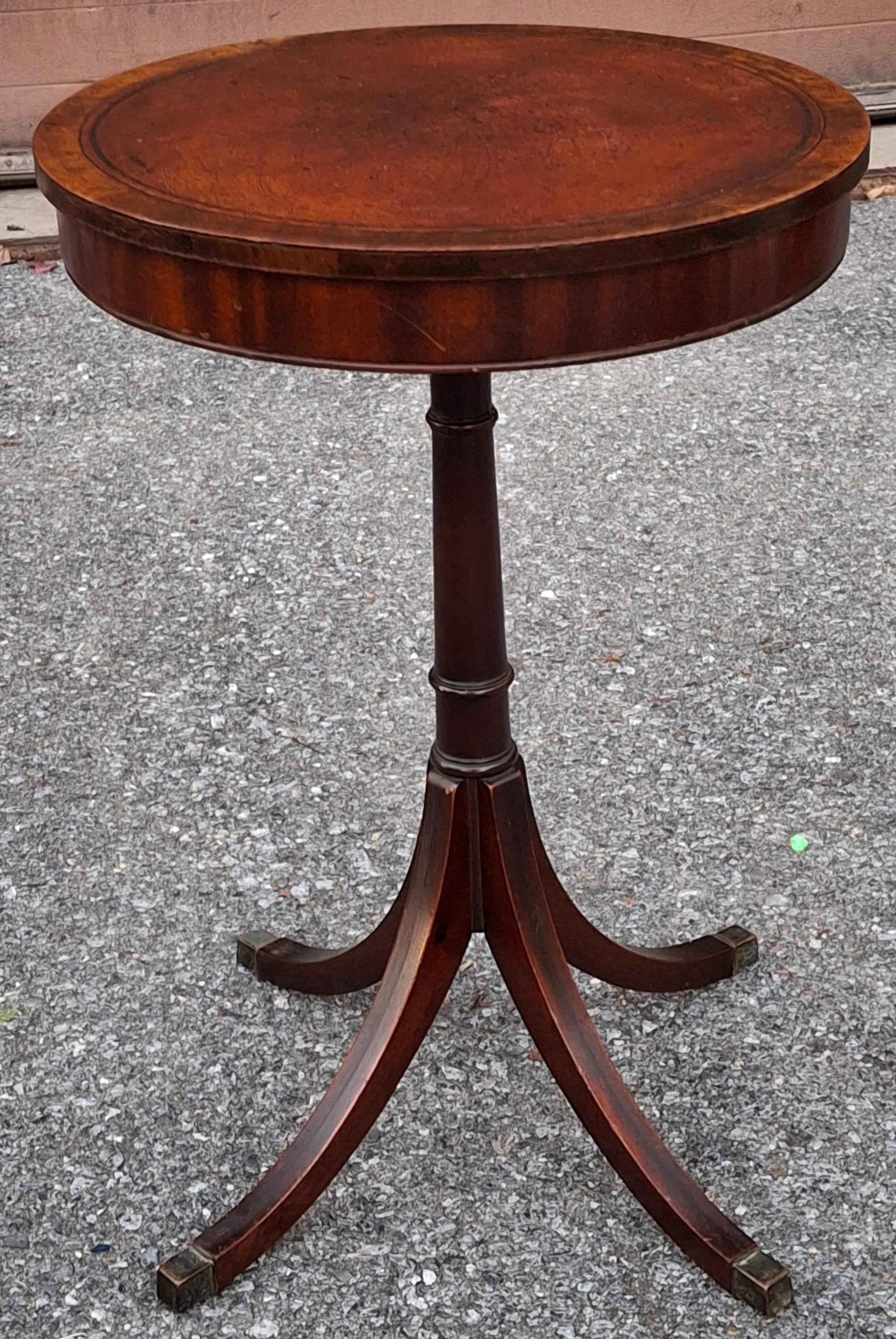 Tacheté Table d'appoint ronde de style géorgien en acajou et cuir estampé, A.I.C., années 1930 en vente