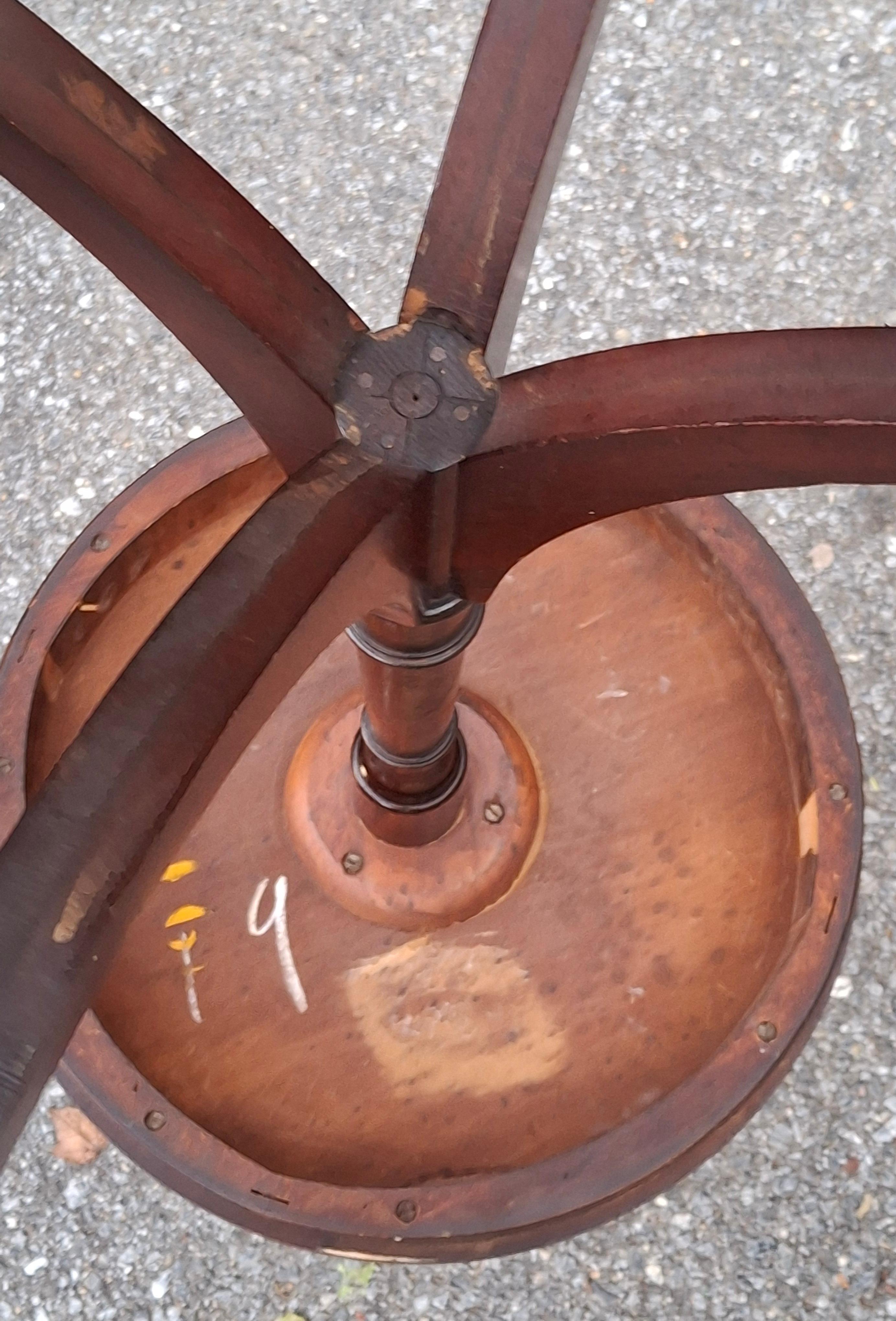 Table d'appoint ronde de style géorgien en acajou et cuir estampé, A.I.C., années 1930 Bon état - En vente à Germantown, MD