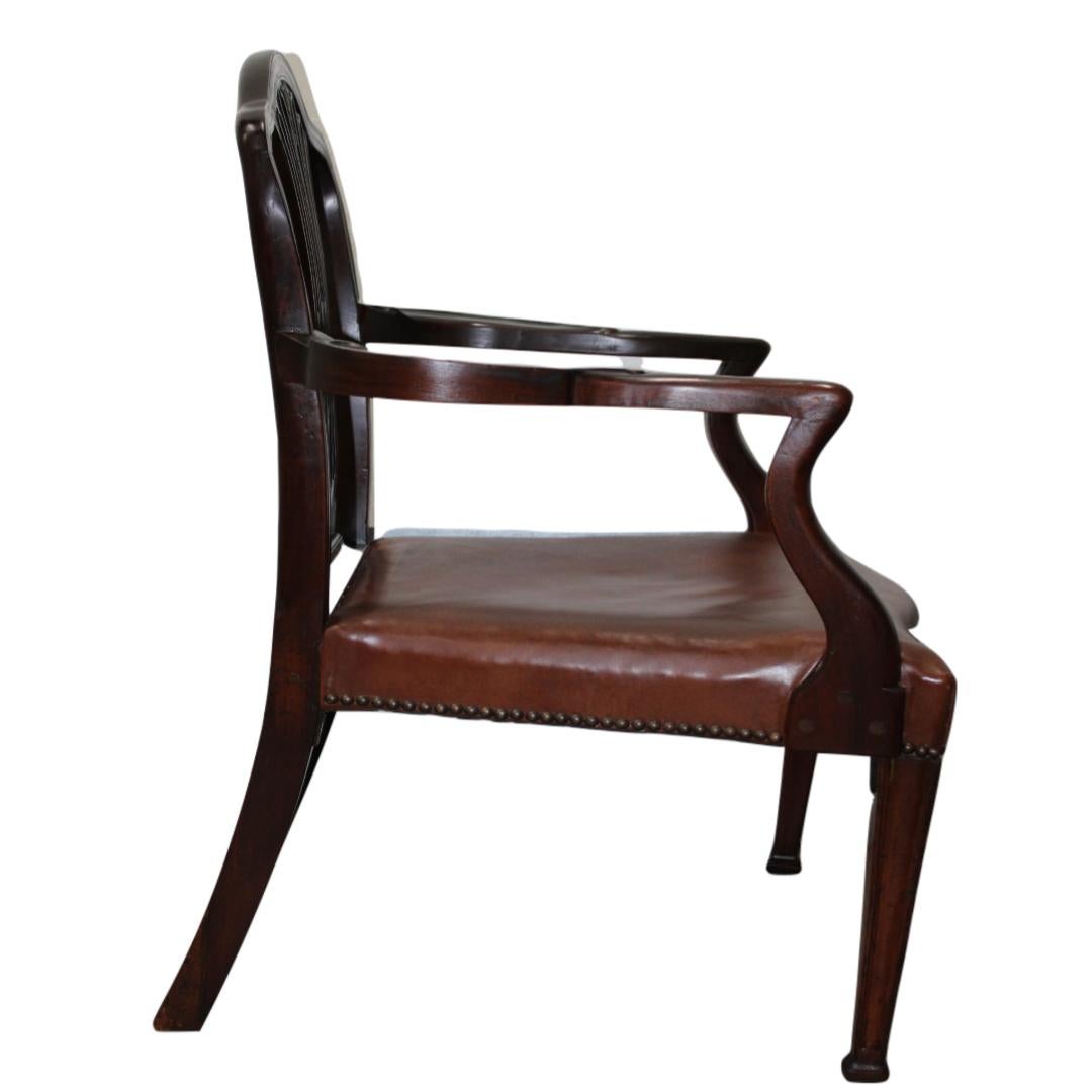 Georgian Style Mahogany Armchair W/ Leather Upholstery & Brass Edging In Good Condition For Sale In San Francisco, CA
