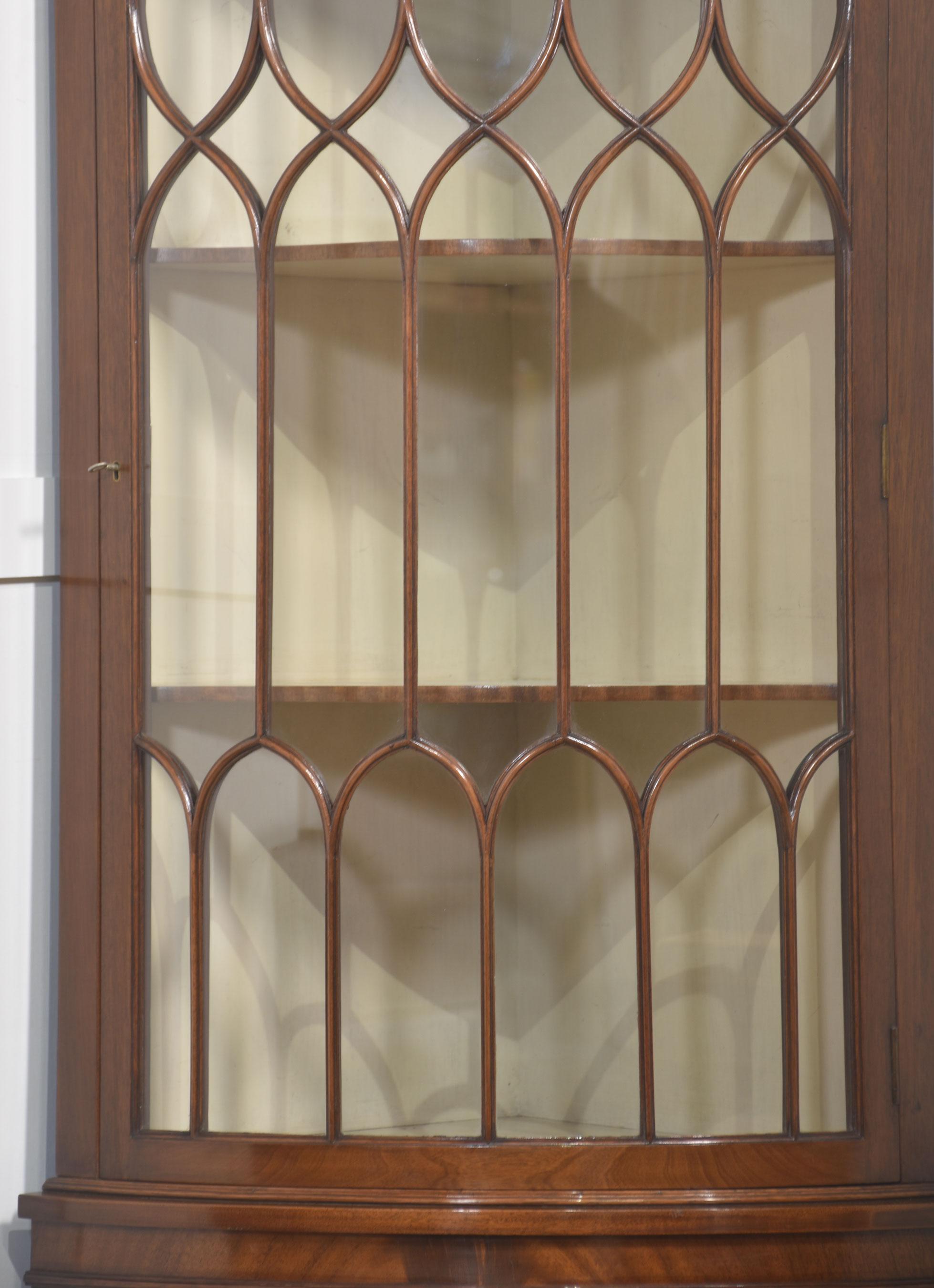 Eckschrank aus Mahagoni im georgianischen Stil (Britisch) im Angebot