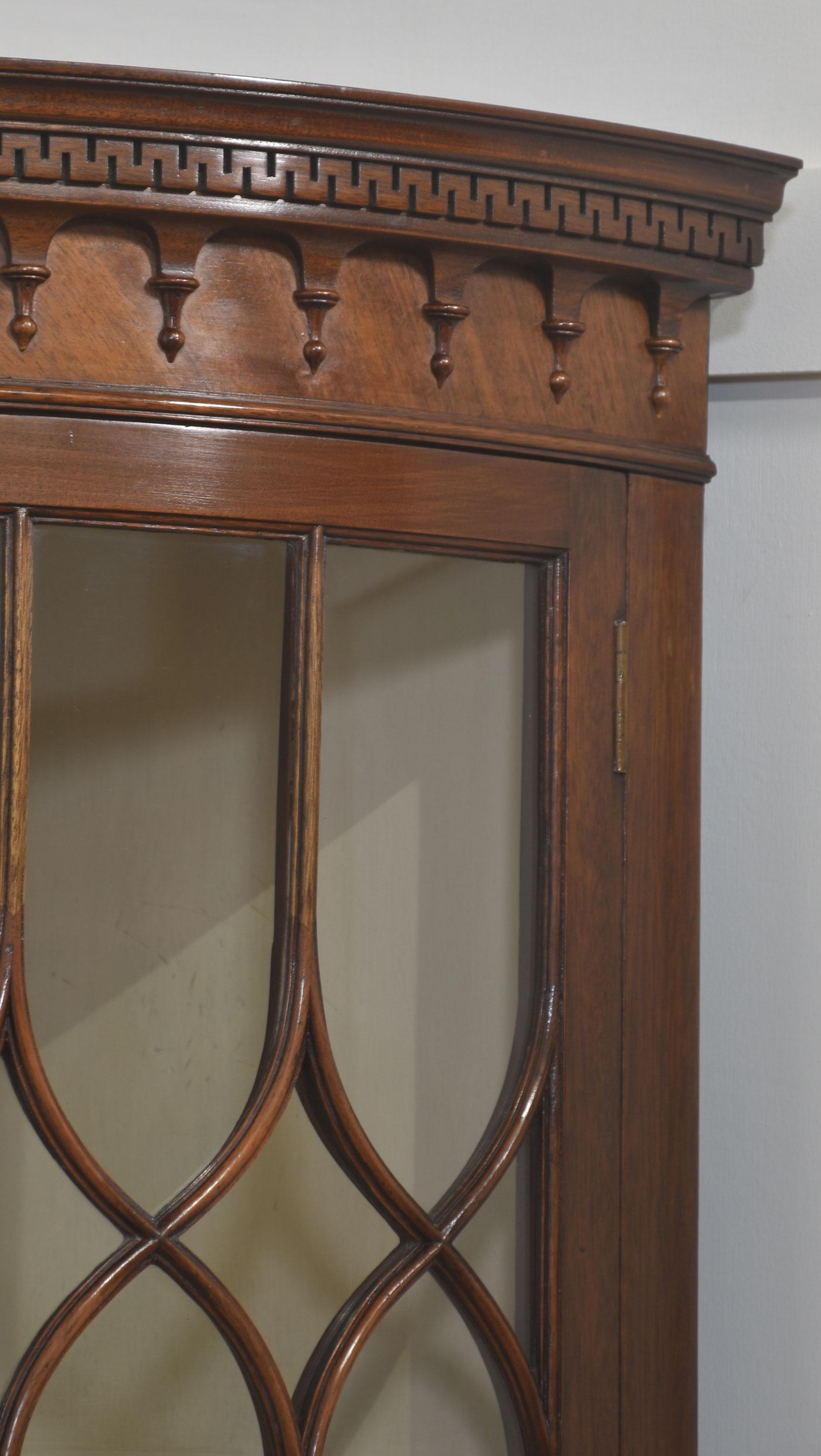 Eckschrank aus Mahagoni im georgianischen Stil (20. Jahrhundert) im Angebot