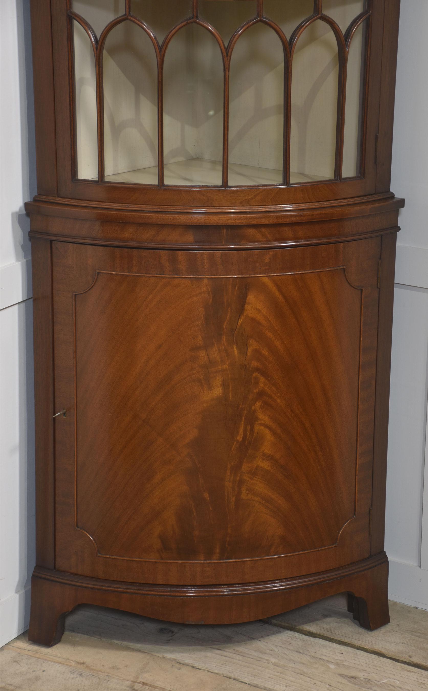 Eckschrank aus Mahagoni im georgianischen Stil (Holz) im Angebot