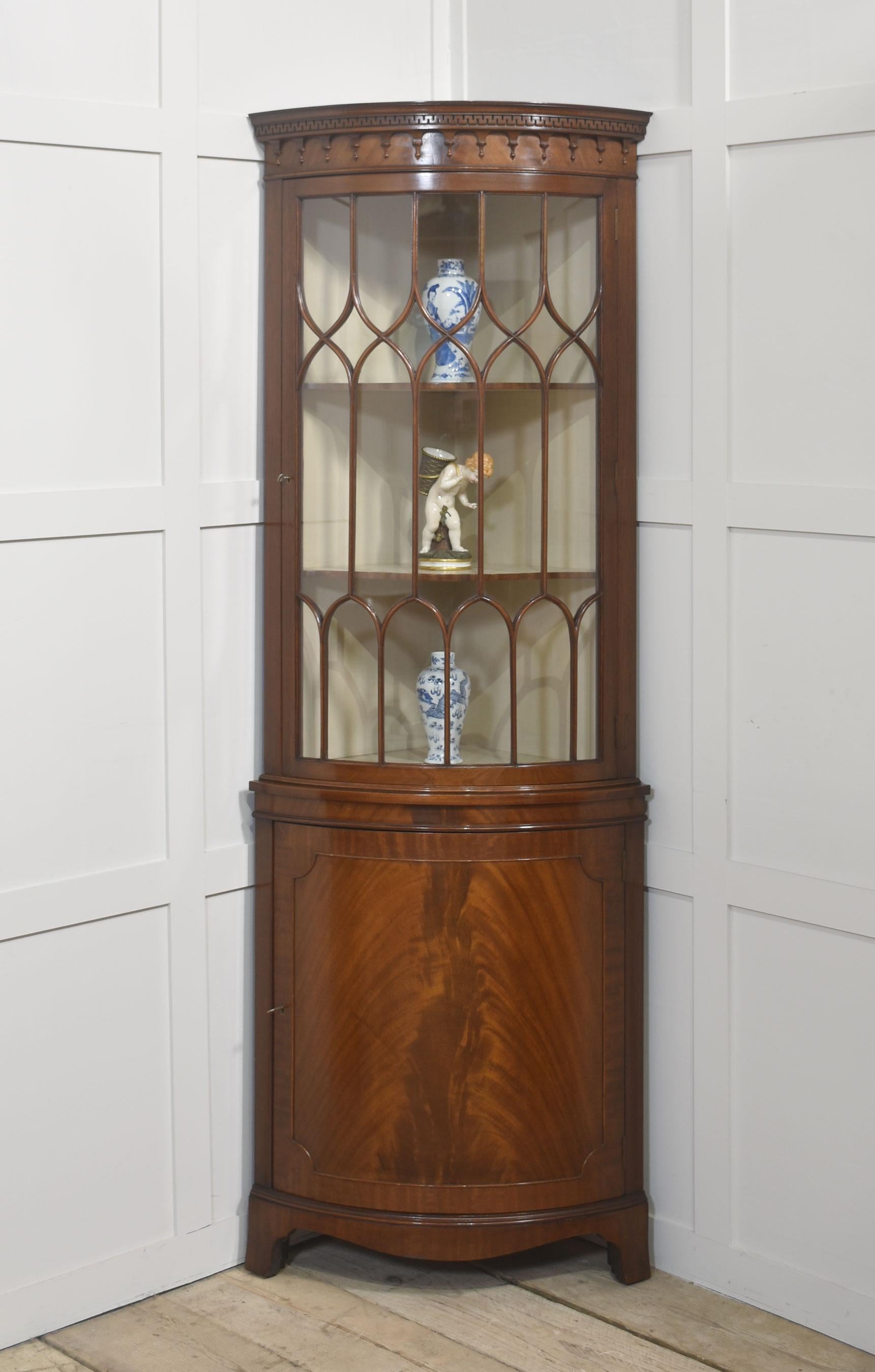 Eckschrank aus Mahagoni im georgianischen Stil im Angebot 1