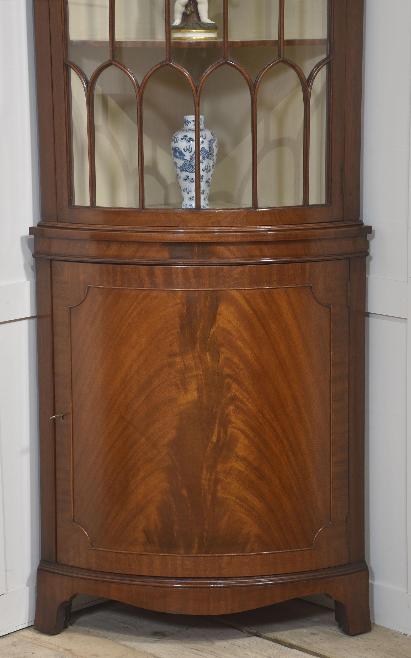 Eckschrank aus Mahagoni im georgianischen Stil im Angebot 3
