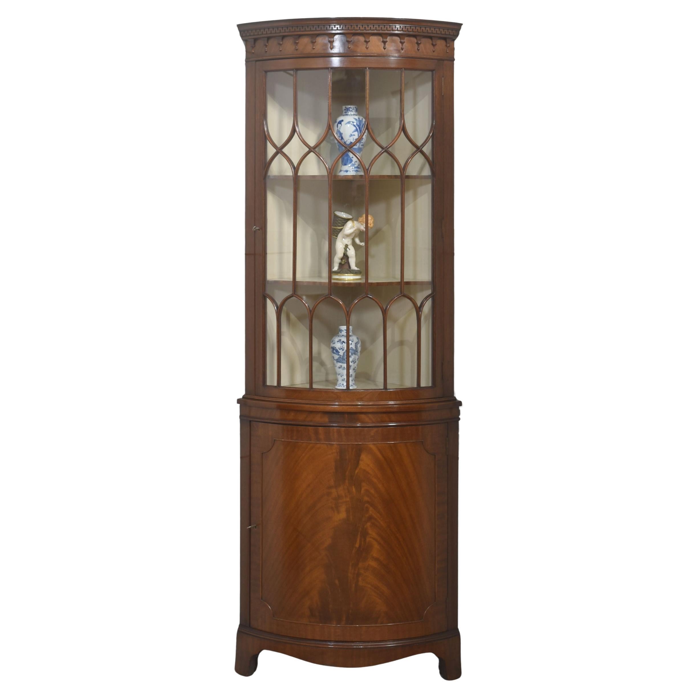 Eckschrank aus Mahagoni im georgianischen Stil im Angebot