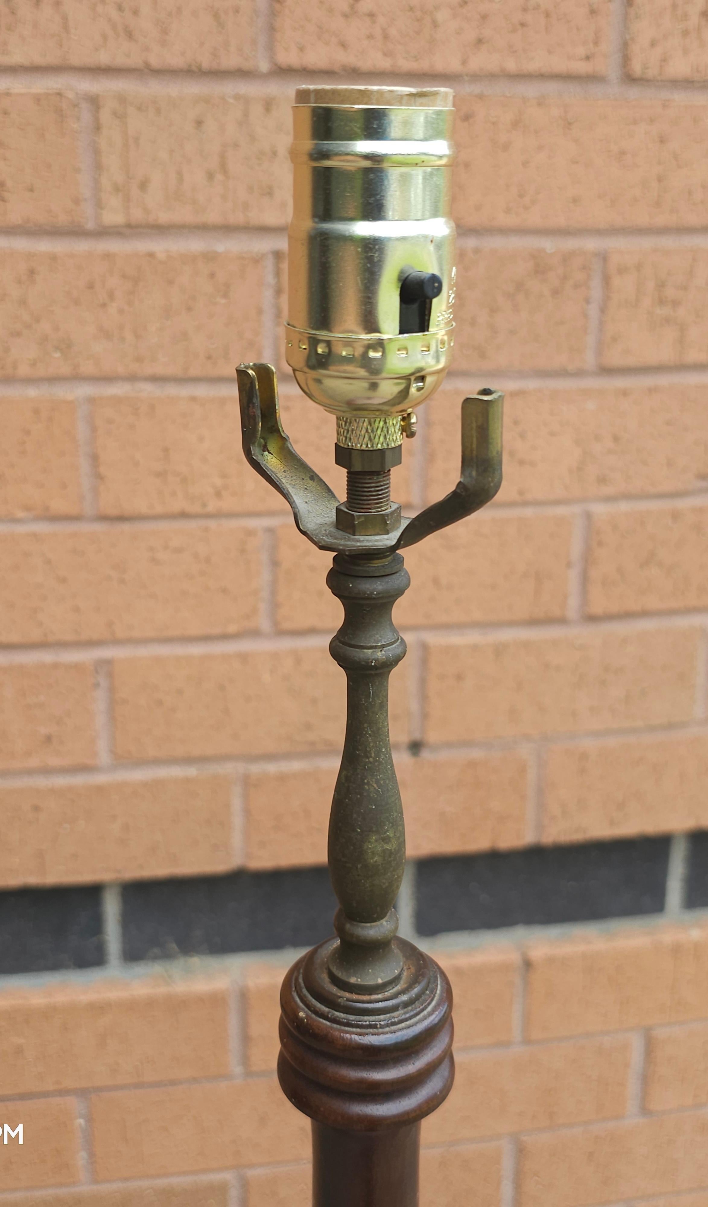 Lampe de sol en acajou de style géorgien avec table à plateau
 Mesures La lampe mesure 50