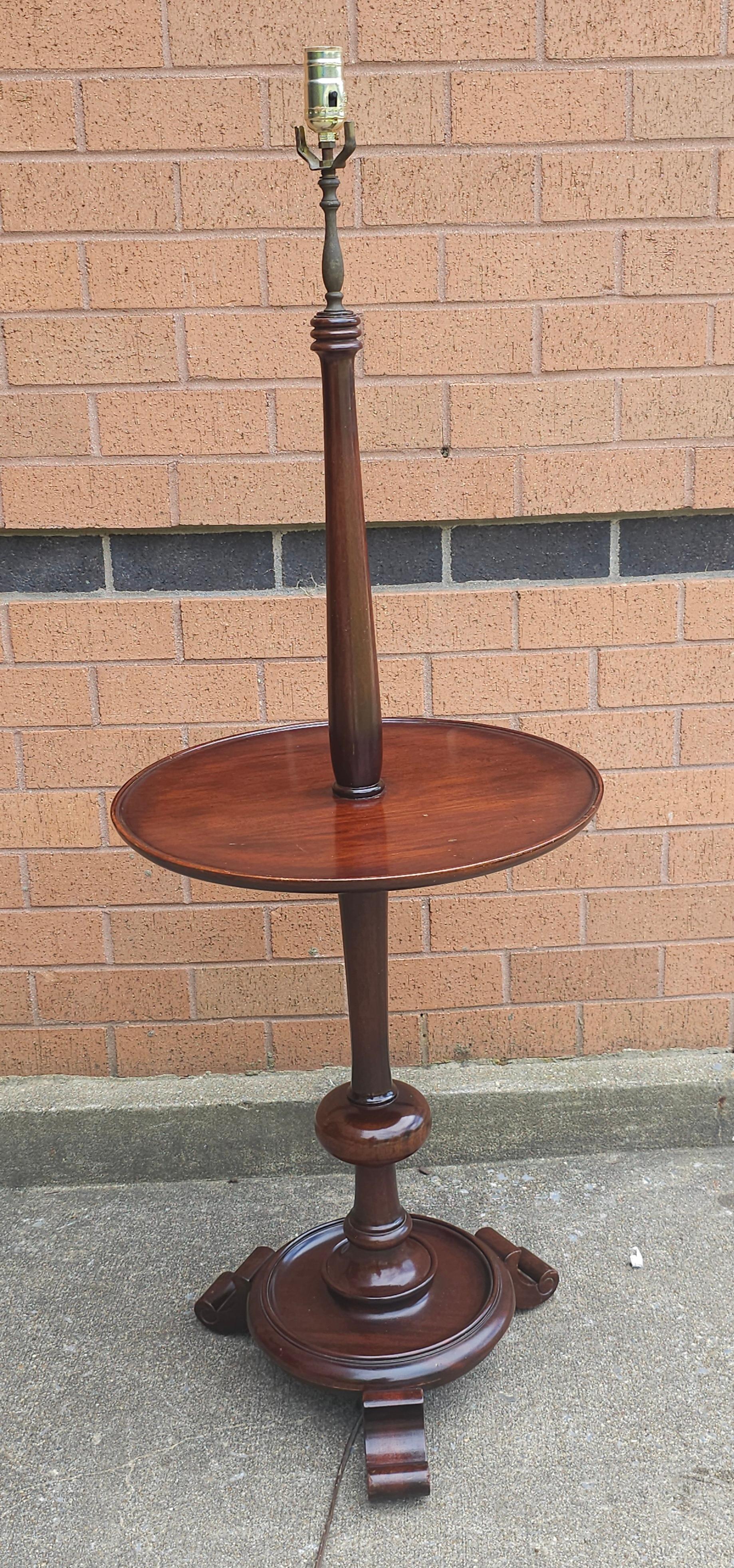 Autre Lampadaire en acajou de style géorgien en vente