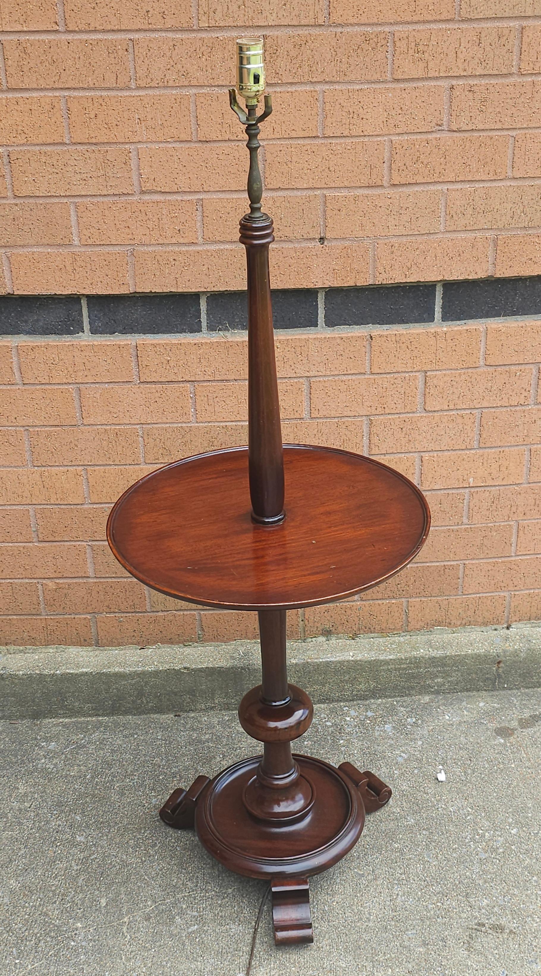 Lampadaire en acajou de style géorgien Bon état - En vente à Germantown, MD