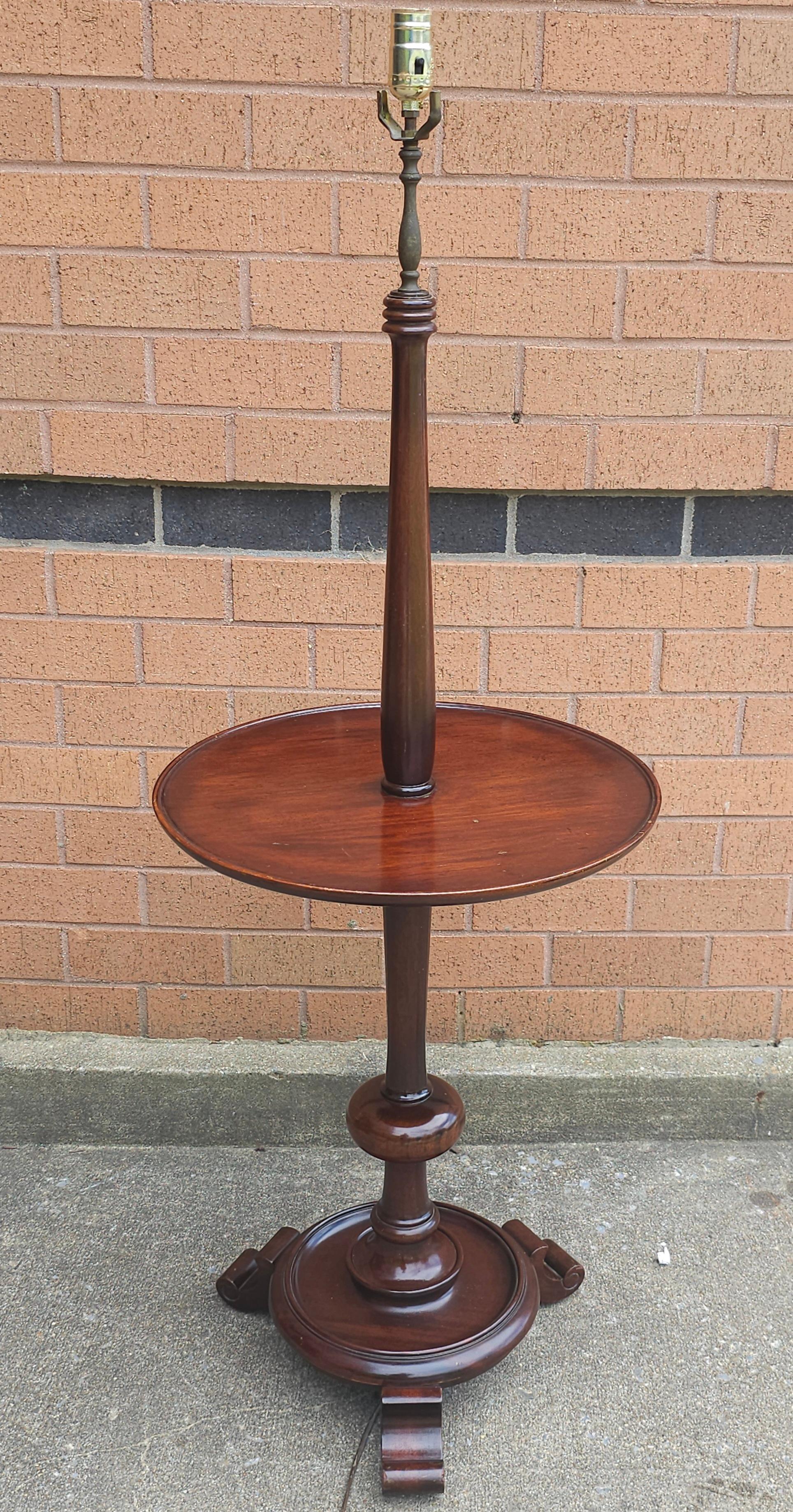 20ième siècle Lampadaire en acajou de style géorgien en vente