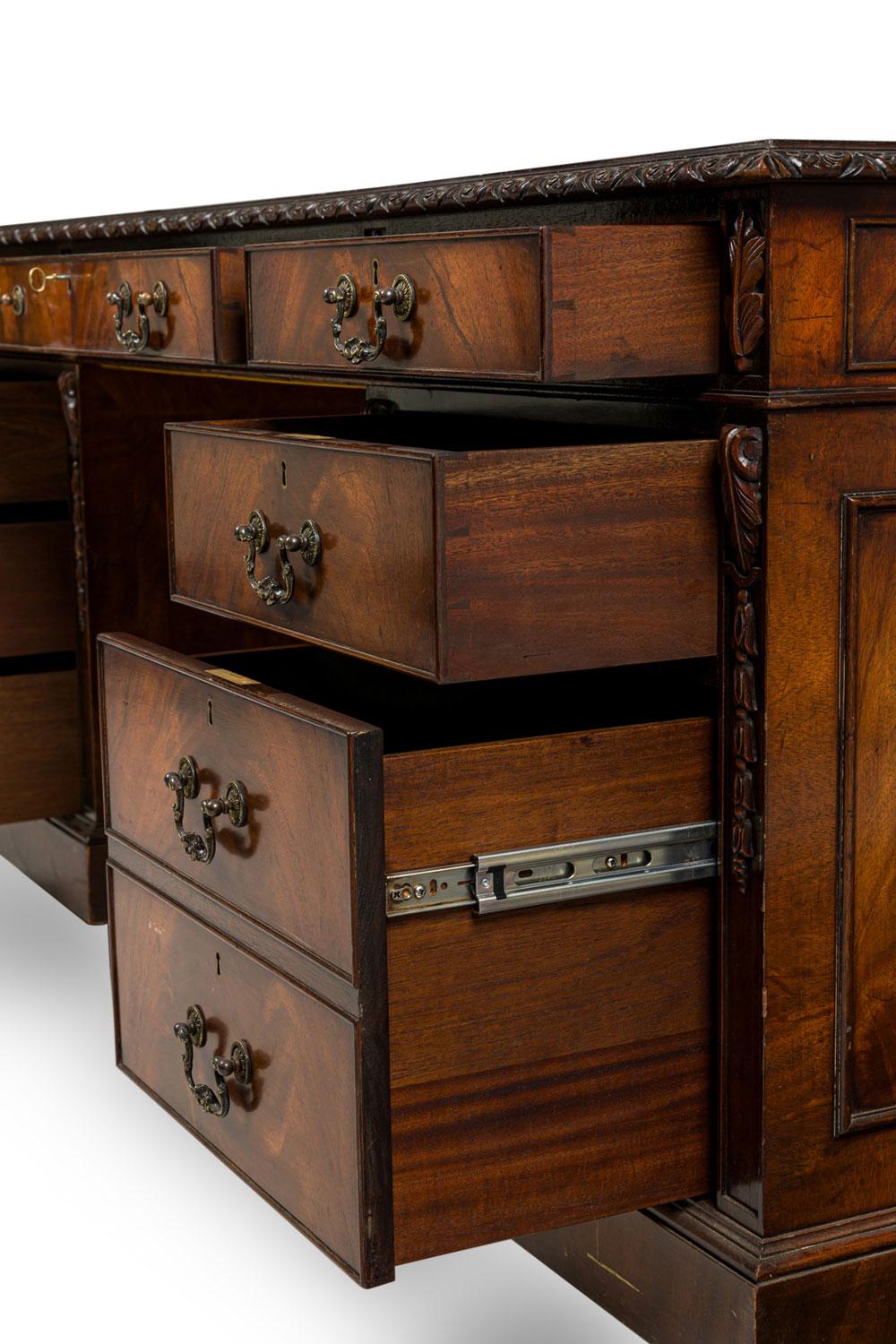 Georgian style mahogany kneehole desk im Angebot 3