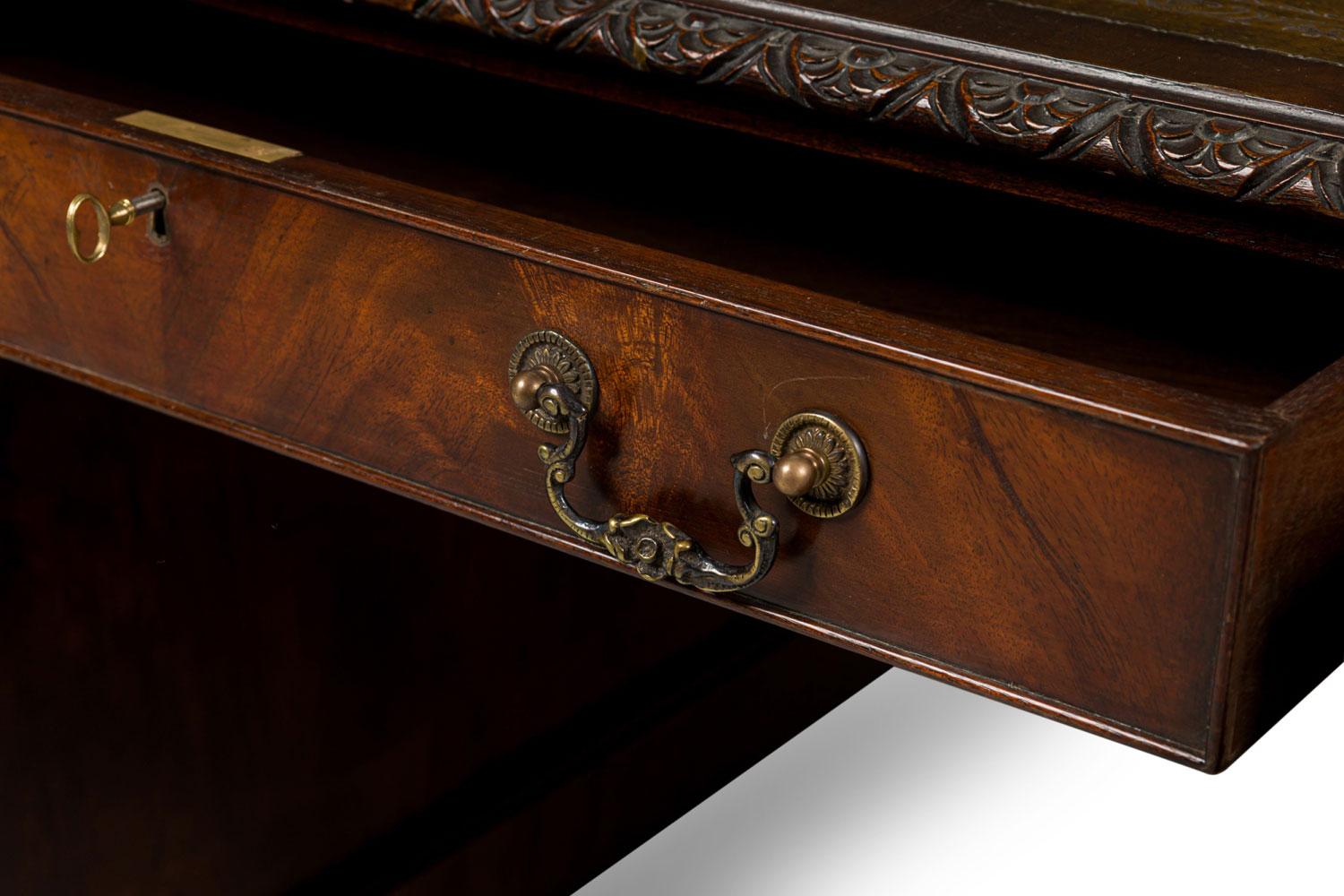 Georgian style mahogany kneehole desk im Angebot 5