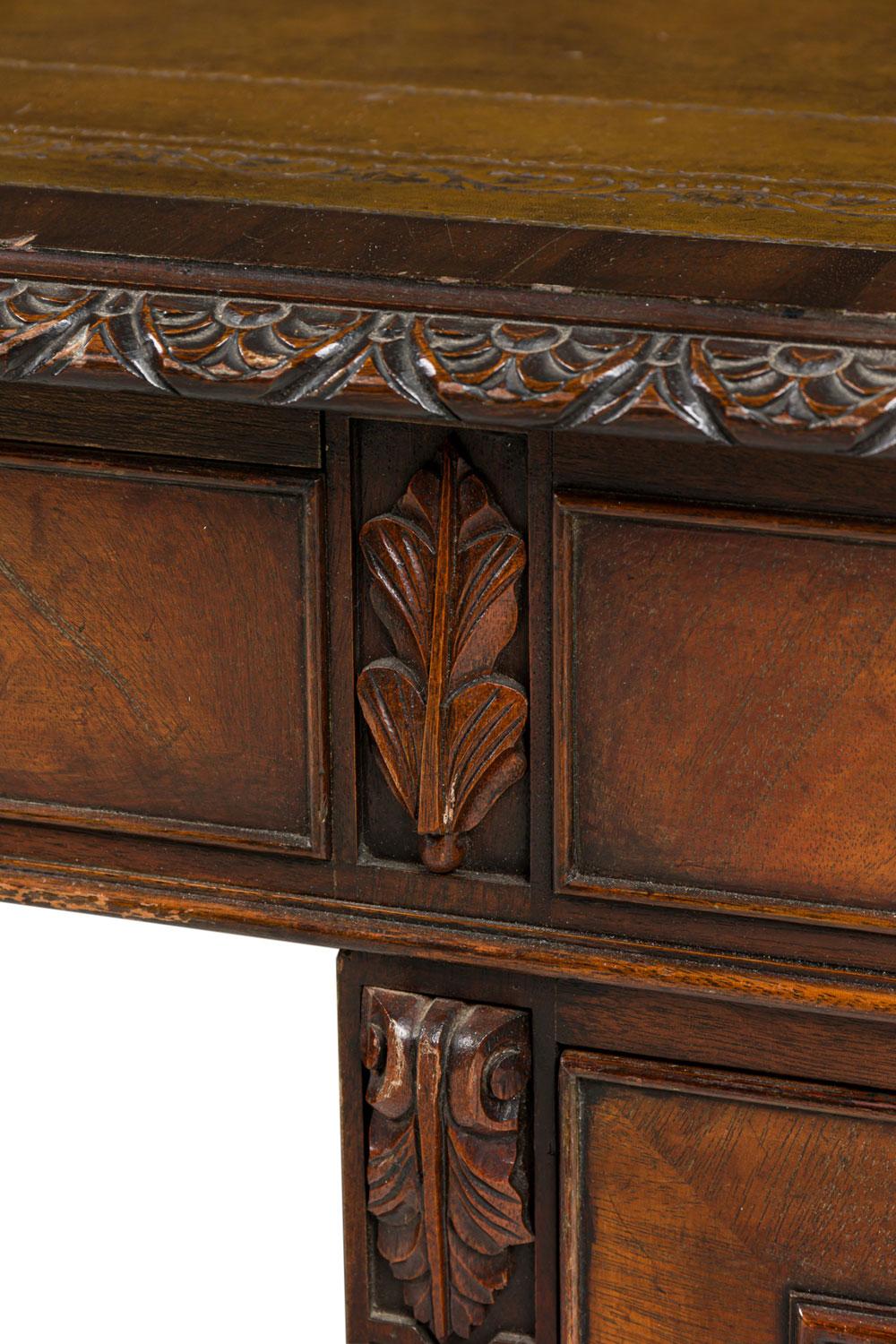 Georgian style mahogany kneehole desk im Angebot 6