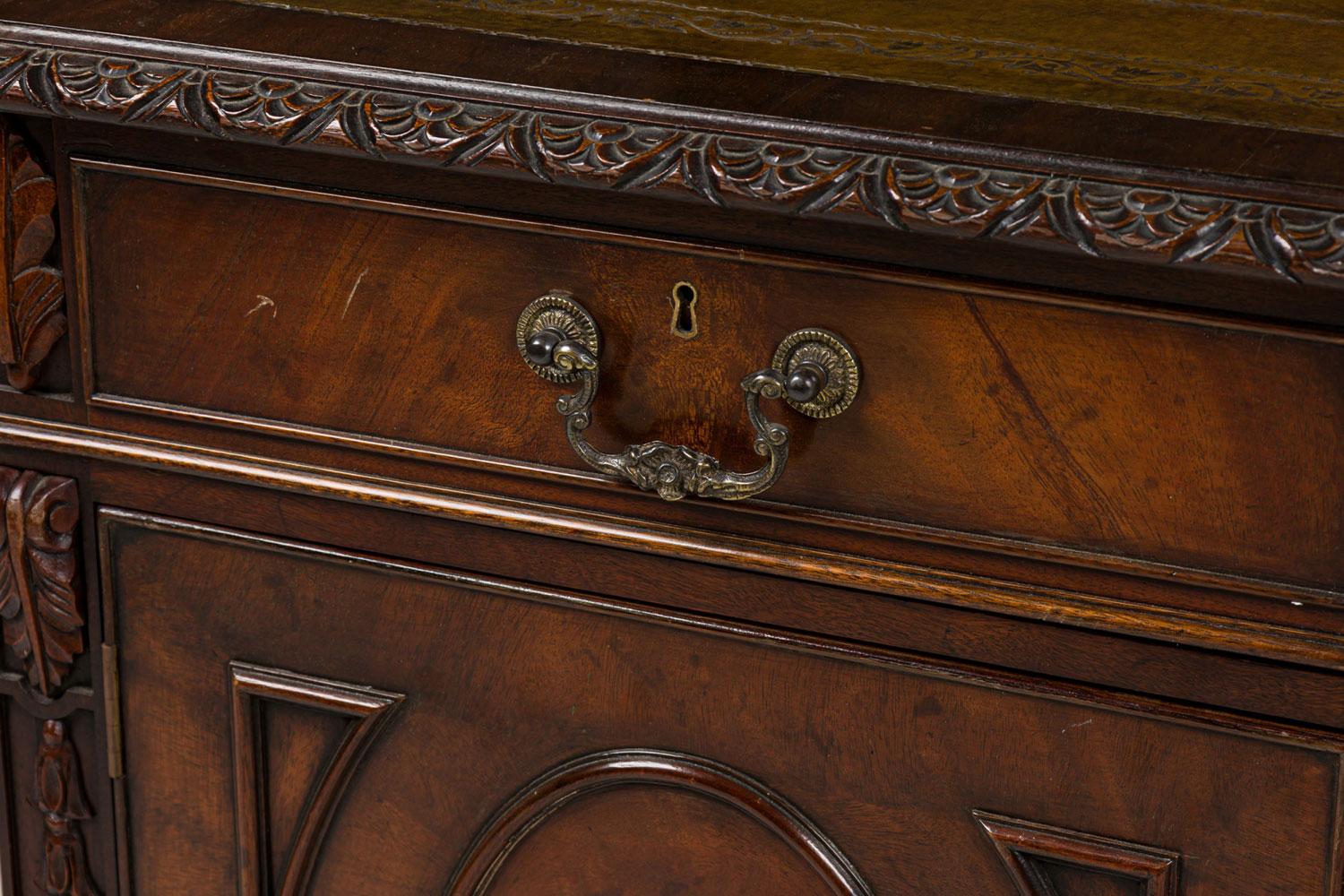 Georgian style mahogany kneehole desk im Angebot 7
