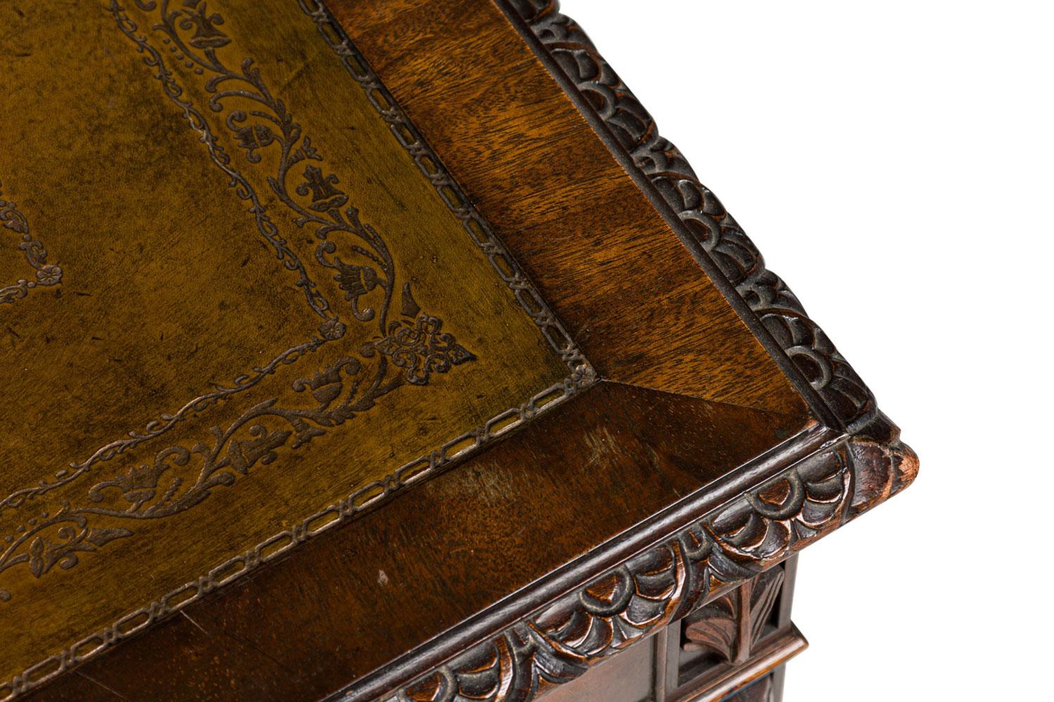 Georgian style mahogany kneehole desk im Angebot 8